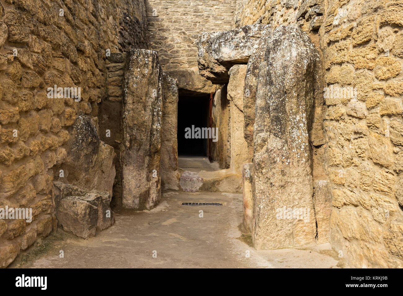 Il Dolmen de Viera è nella città spagnola di Antequera (Málaga). Vista esterna dell'ingresso al dolmen. Terzo millennio A.C. Foto Stock