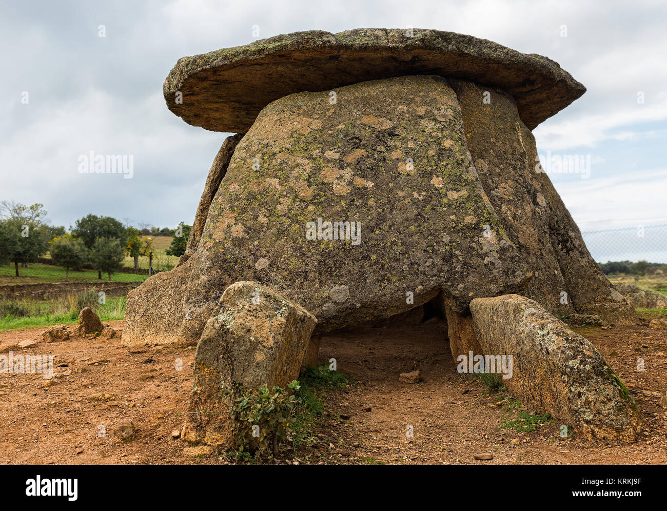 Camera con breve corridoio. Si tratta di uno dei più antichi dolmen noto a Valencia De Alcantara. Spagna. Foto Stock