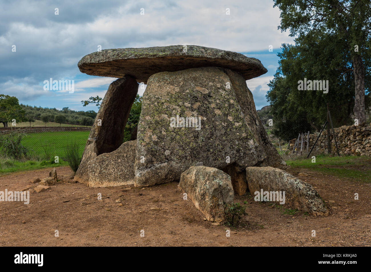 Camera con breve corridoio. Si tratta di uno dei più antichi dolmen noto a Valencia De Alcantara. Spagna. Cronologia: IV-III millennio. Foto Stock