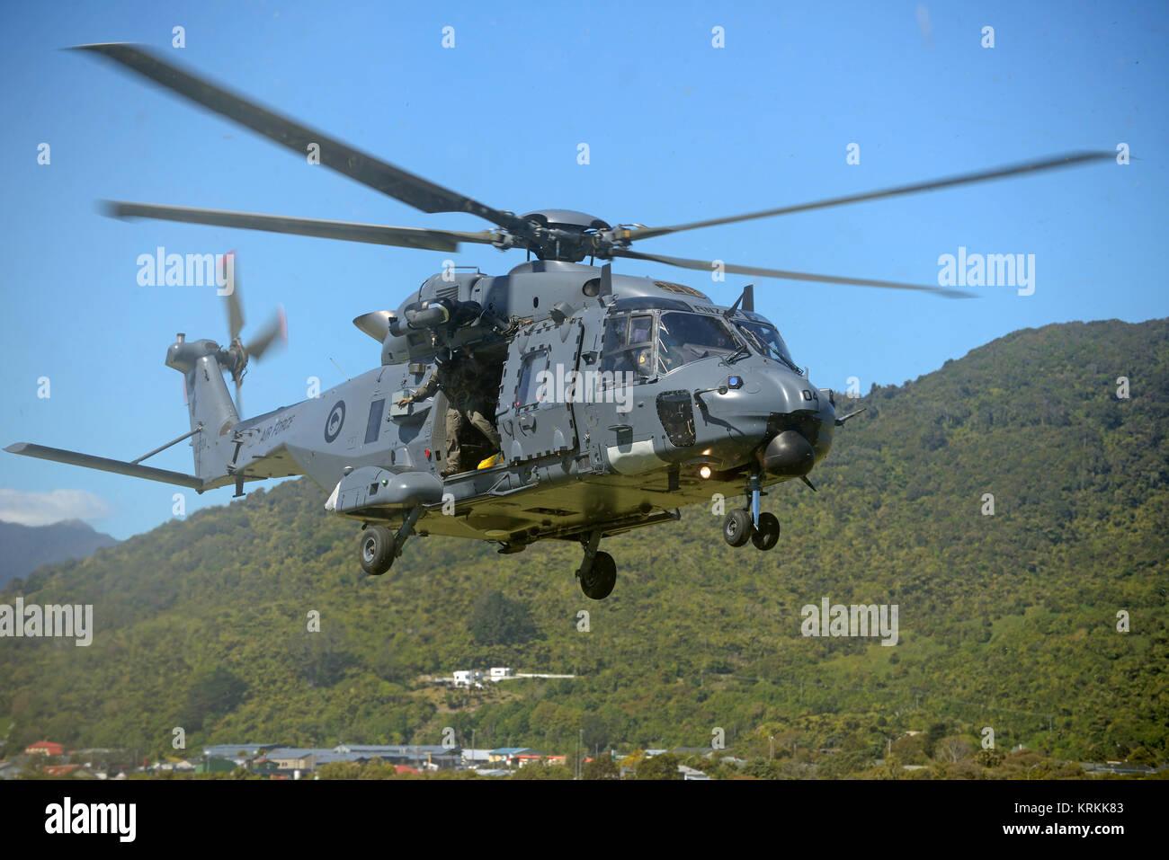 Greymouth, Nuova Zelanda, Novembre 18, 2017: una forza aerea elicottero NH90 decolla a un open day gestito dalla Nuova Zelanda forze armate. Il NH90 era bui Foto Stock