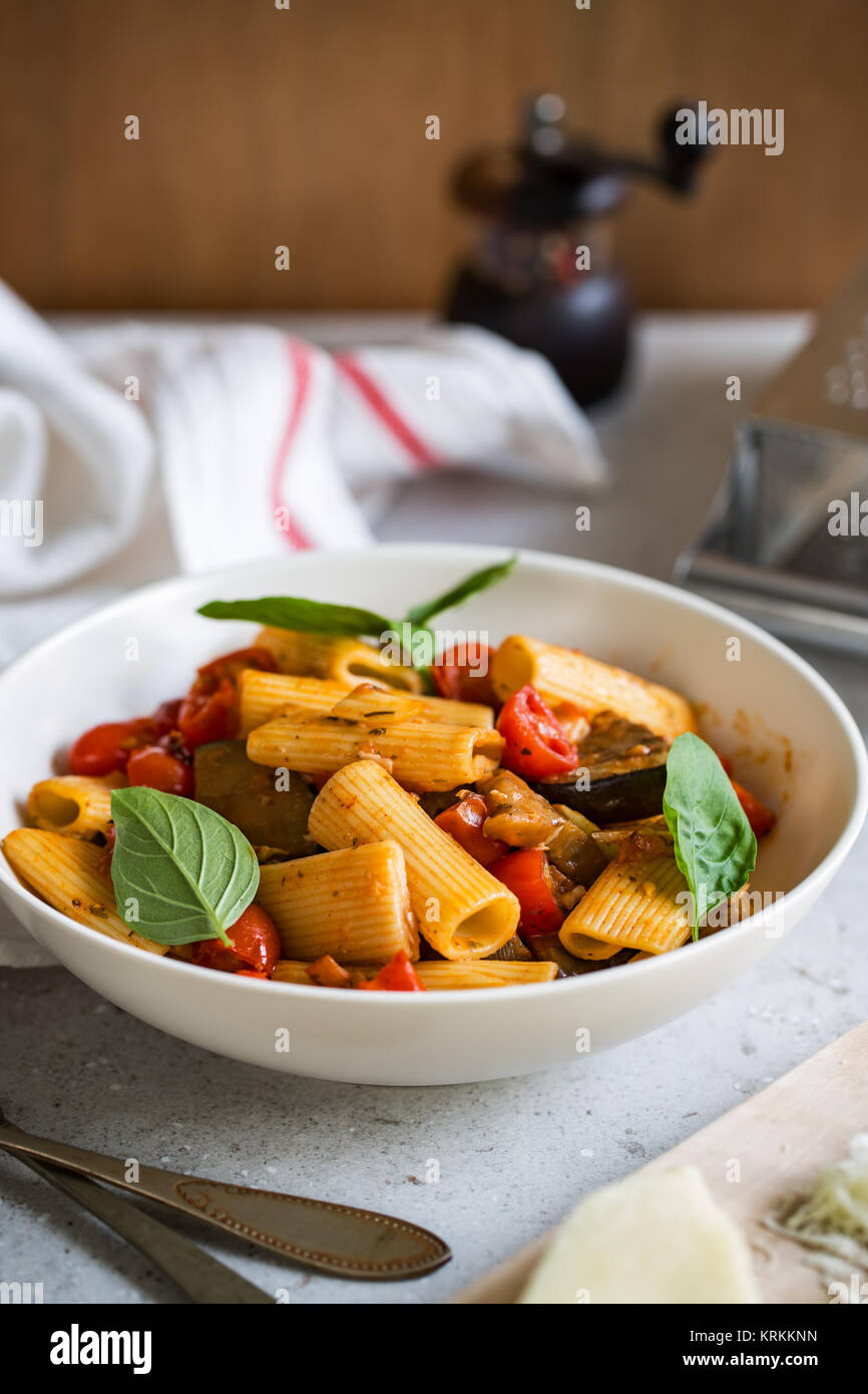 Rigatoni con melanzana e pomodoro Foto Stock