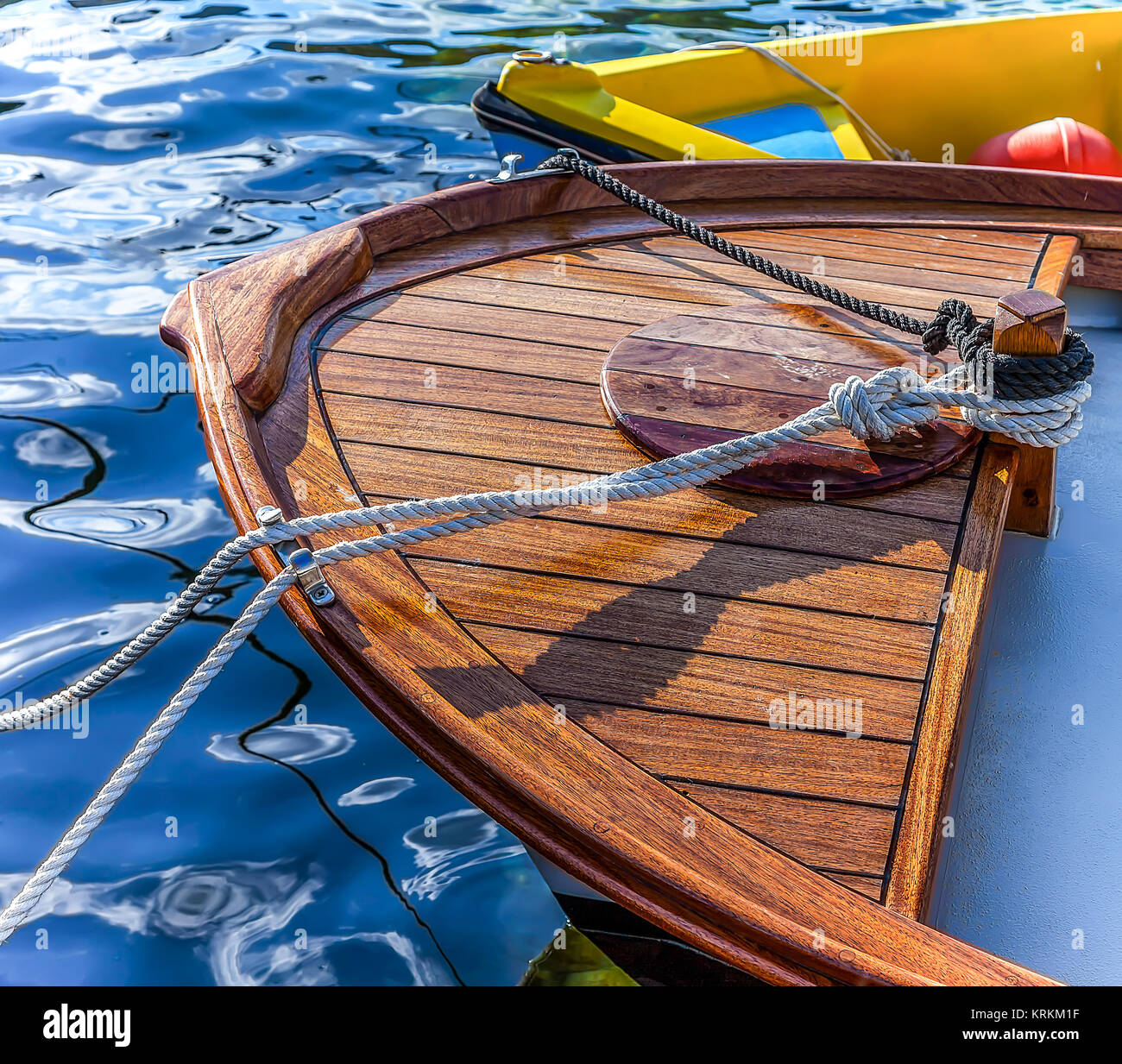 Piccolo Dinghy in legno . Ormeggiate lungo molo laterale sull'isola di Syros in Grecia. Vista laterale di barche di prua. Primo piano. Immagine di stock Foto Stock