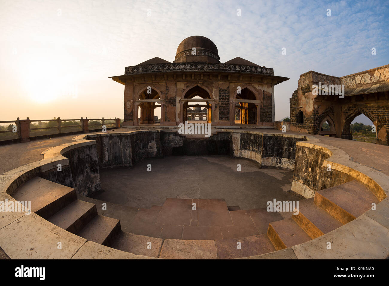 Mandu India, rovine afghano di islam unito, moschea monumento e tomba musulmana. La piscina a Jahats Mahal. Foto Stock