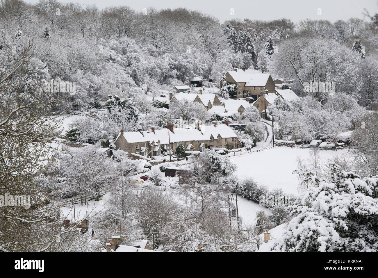 Chedworth villaggio nel dicembre neve. Chedworth, Cotswolds, Gloucestershire, Inghilterra Foto Stock