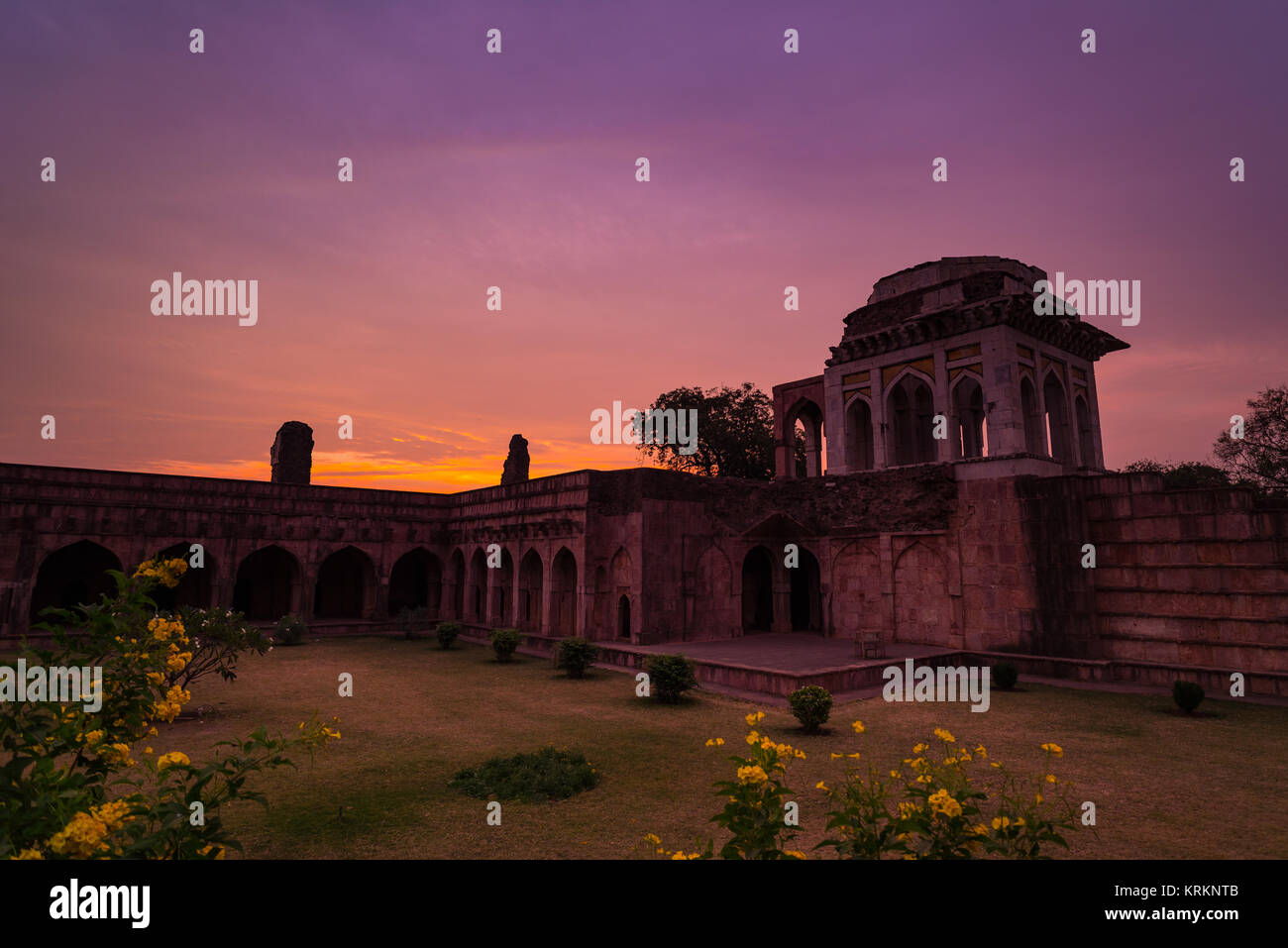 Mandu India, rovine afghano di islam unito, moschea monumento e tomba musulmana. Cielo colorato di sunrise, Ashrafi Mahal. Foto Stock