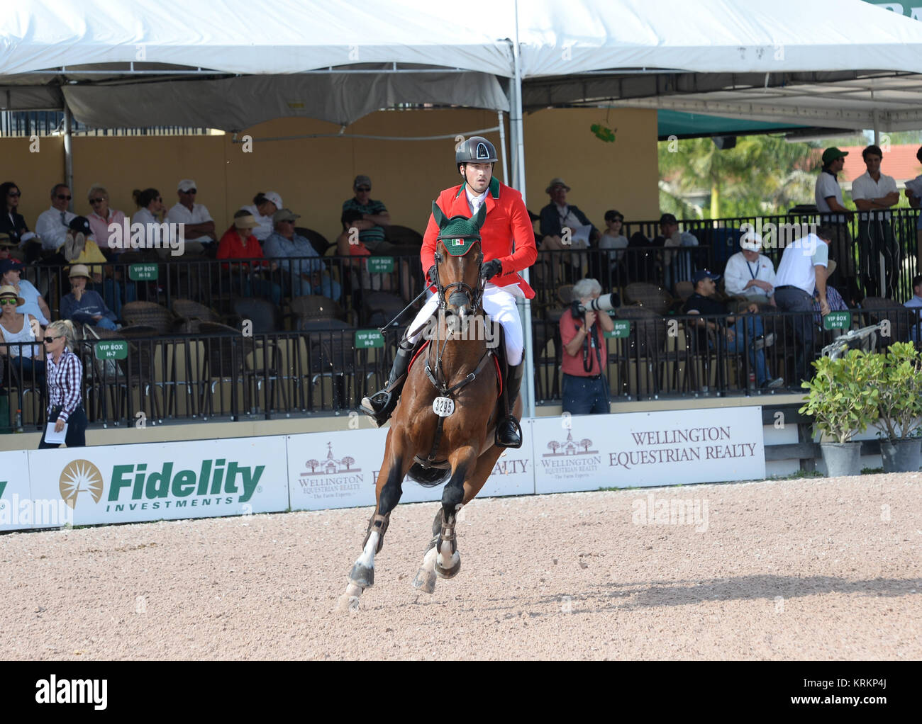 WELLINGTON, FL - MARZO 01: Sconosciuto Rider partecipanti in $150.000 Lugano diamanti Grand Prix. Il 2015 Winter Festival Equestre ha concluso la sua ottava settimana della concorrenza di domenica con una vittoria per Todd Minikus (USA) e due cigni Aziende agricole' Babalou 41 in $150.000 Grand Prix CSIO 4*, presentato da Lugano diamanti. La coppia ha portato un cavallo 10 jump-off con un top 3 finale per gli Stati Uniti in questa settimana la finale del concorso CSIO. Beezie Madden (USA) e Simon è finito in seconda e Meagan Nusz (USA) e dinamo piazzato terzo al Palm Beach International Centro Equestre il 1 marzo 2015 in W Foto Stock