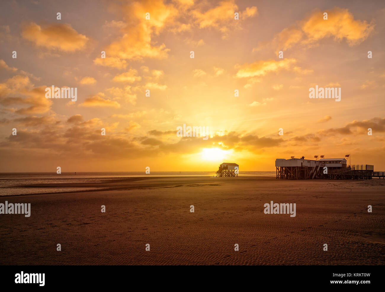 Stazioni palafitticole presso la spiaggia del Mare del Nord di San Peter-Ording in sunset Foto Stock