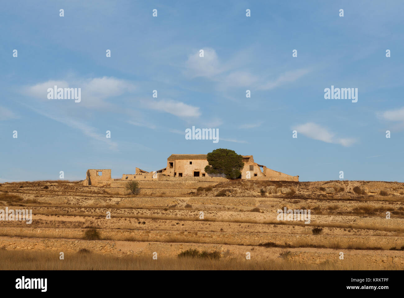 Remote rovinato agriturismo immerso nel verde della campagna Foto Stock