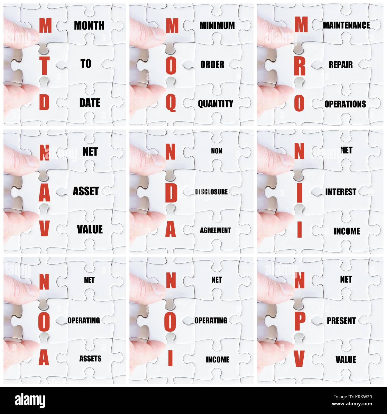 Mano di uomo d affari di completare il puzzle Foto Stock