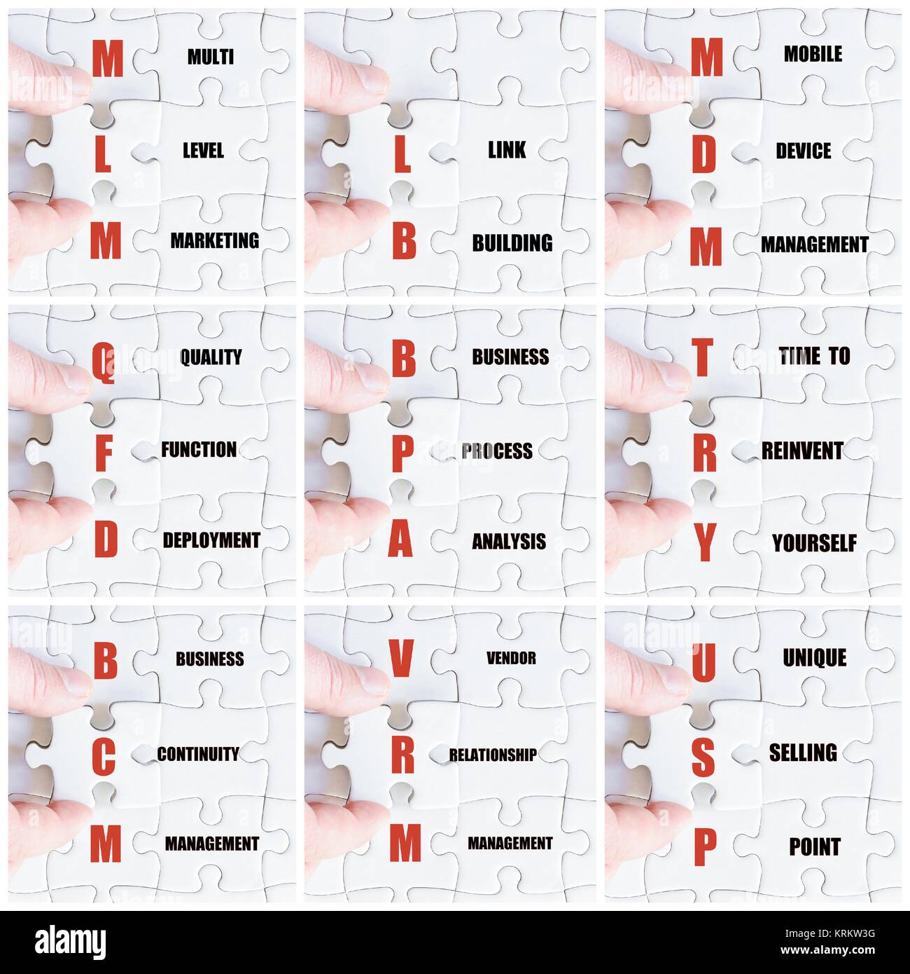 Mano di uomo d affari di completare il puzzle Foto Stock