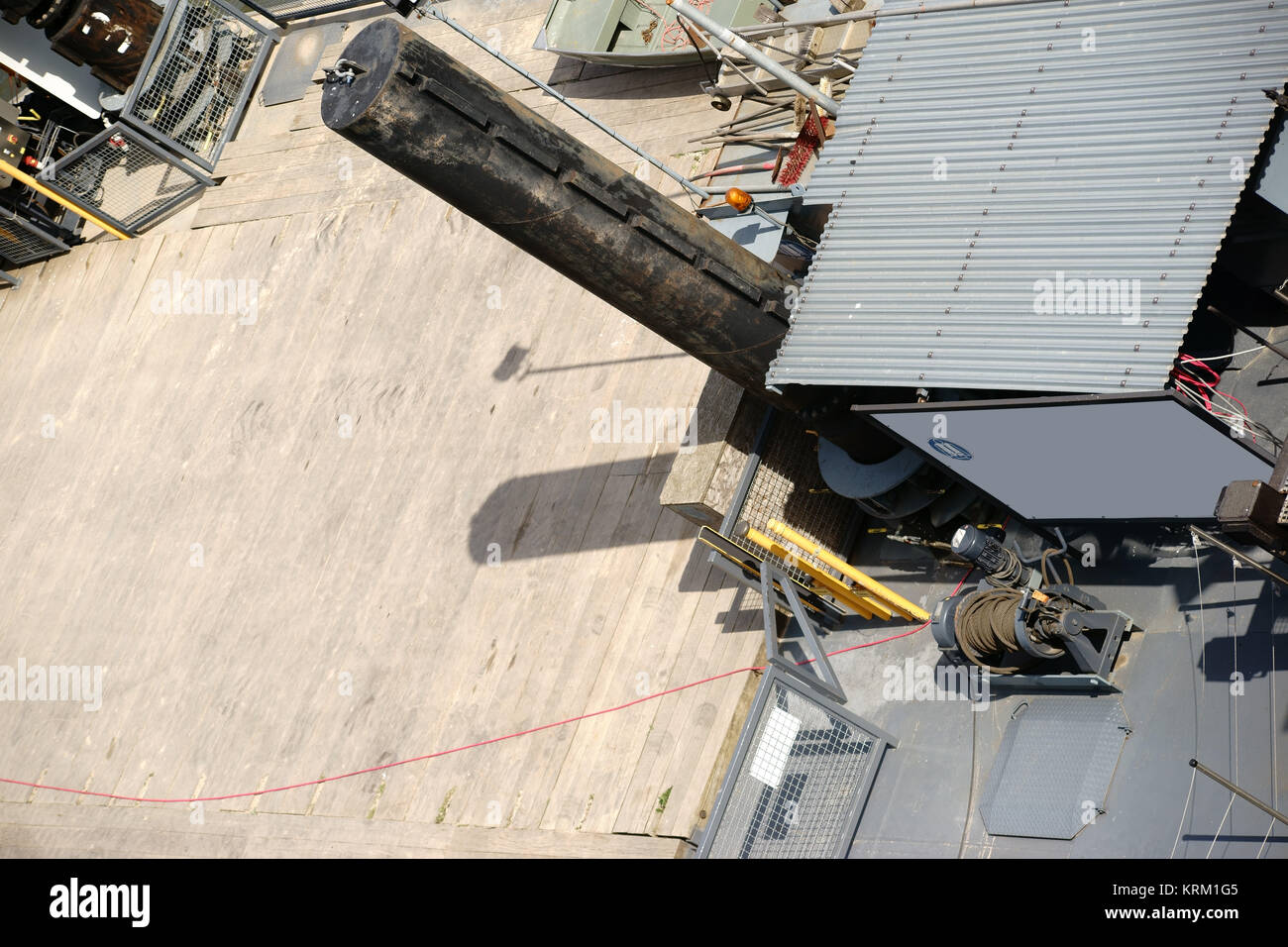 Die Draufsicht auf ein Schiffsdeck mit einer Kajüte aus einem Wellblechdach sowie Werkzeugen und Materialien. Foto Stock