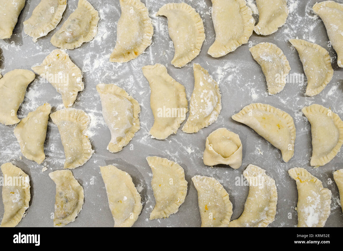 Tradizionale autentica non in scena il polacco della vigilia di Natale pierogies sulla tavola in cucina moderna insieme con uno ushko, durante la preparazione- pronto a ebollizione. Foto Stock