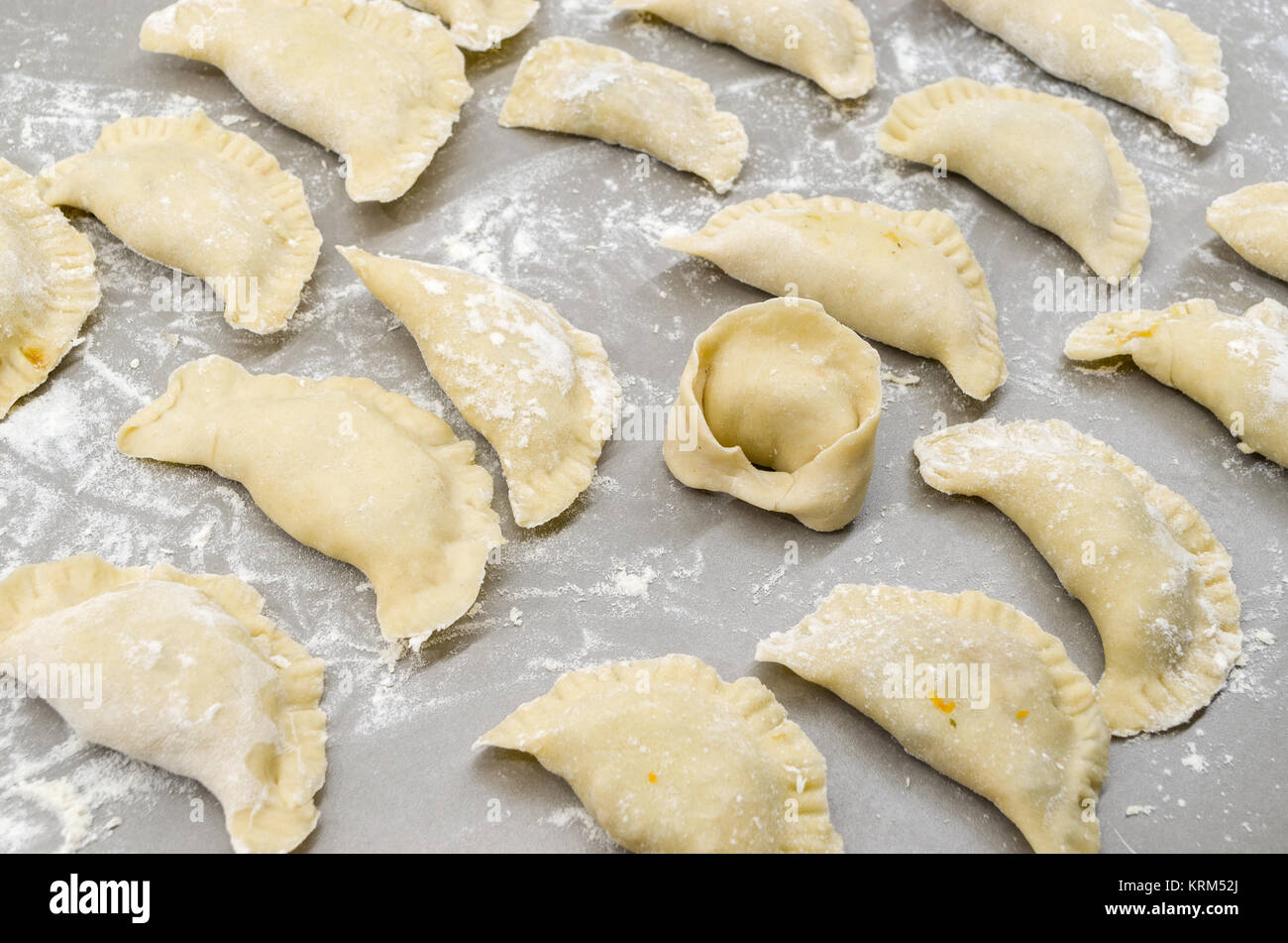 Tradizionale autentica non in scena il polacco della vigilia di Natale pierogies sulla tavola in cucina moderna insieme con uno ushko, durante la preparazione- pronto a ebollizione. Foto Stock