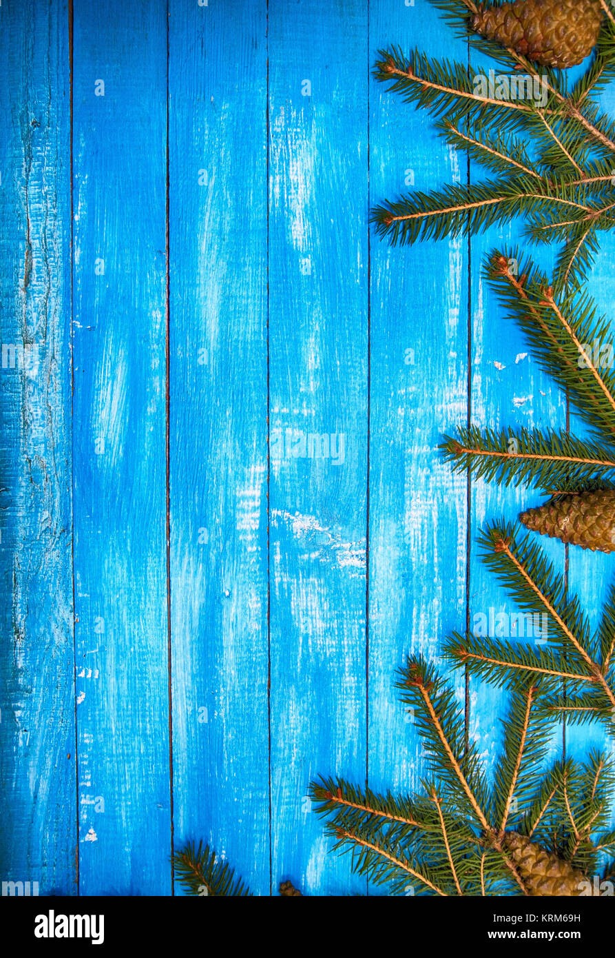 Natale blu sullo sfondo di legno con rami di abete rosso Foto Stock