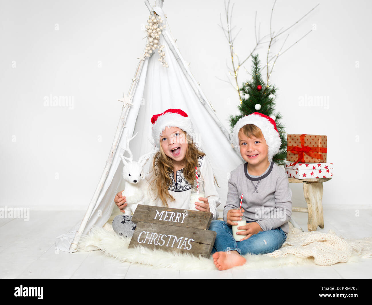 I fratelli di bere il latte in studio Foto Stock