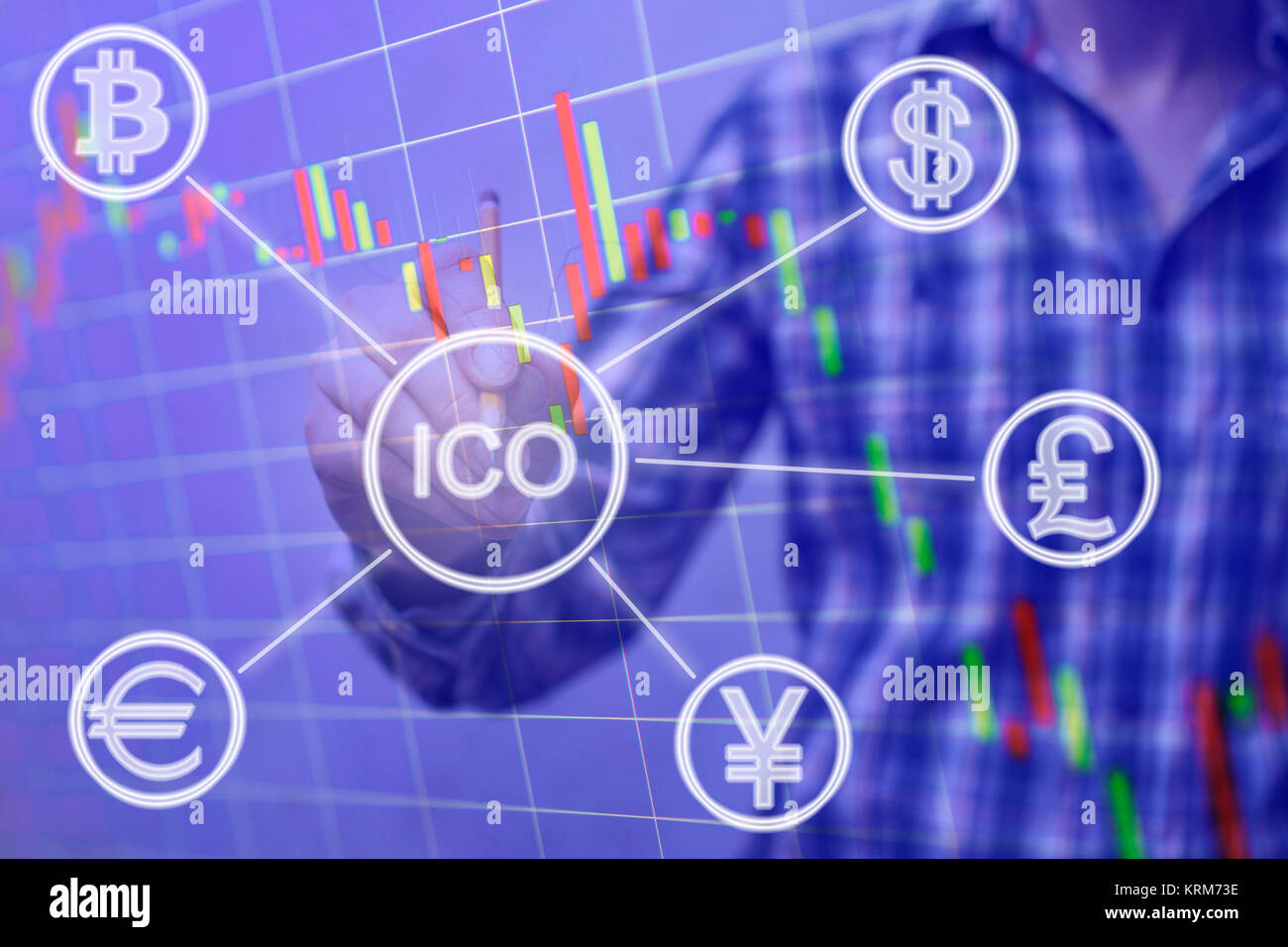 ICO, iniziale offerta di moneta. Elettronica digitale di denaro binario concetto finanziario. Bitcoin cambio valuta su schermo virtuale di interfaccia. La doppia esposizione Foto Stock