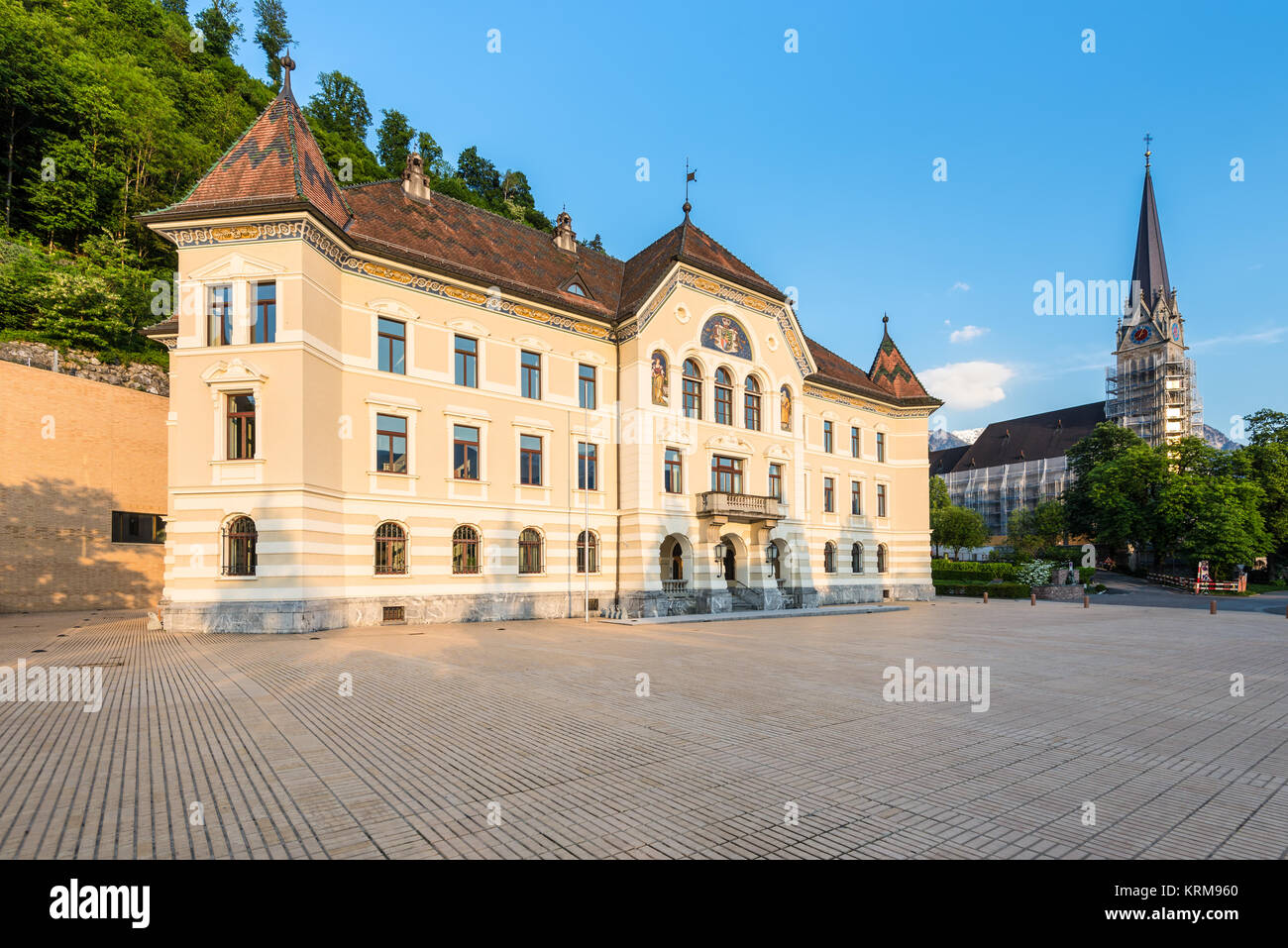 Vaduz, Liechtenstein - 28 Maggio 2016: vecchio edificio europeo del Liechtenstein e Cattedrale di San Fiorino sul tramonto a Vaduz, Liechtenstein. Foto Stock
