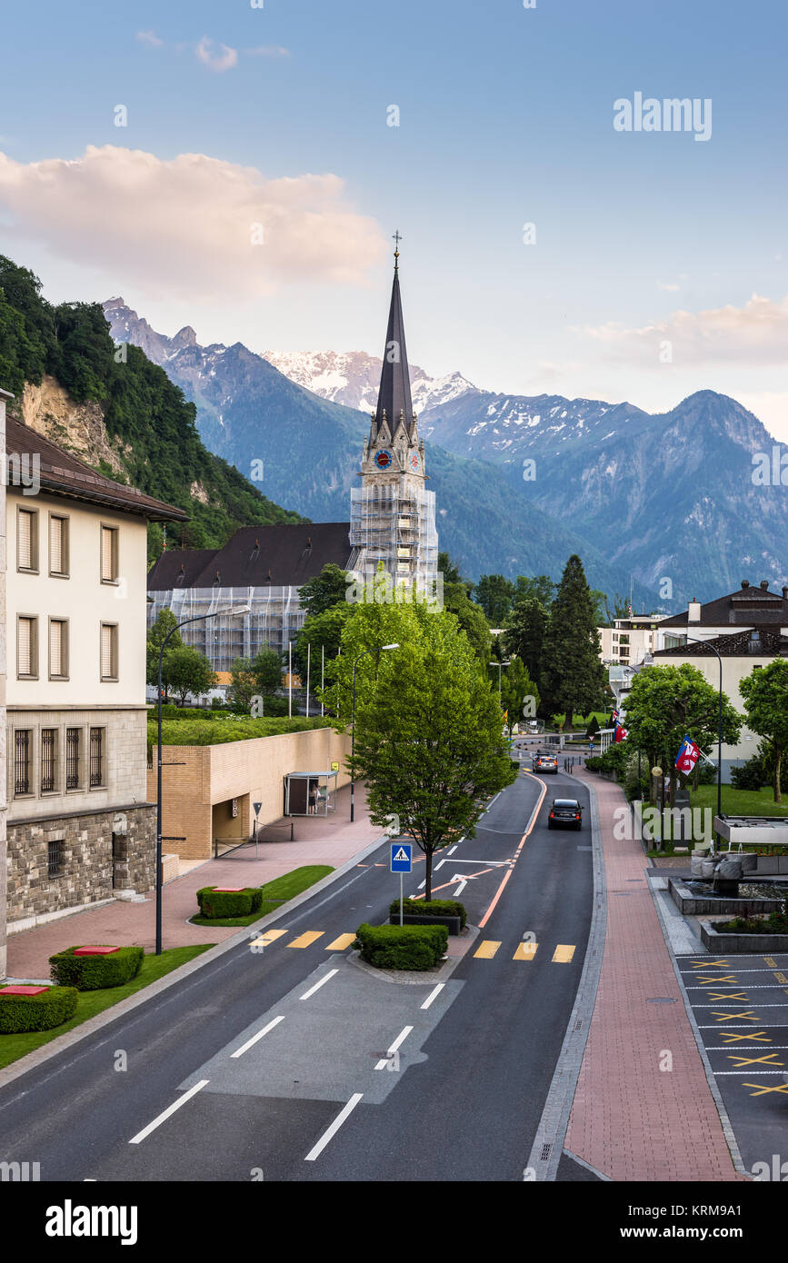 Vaduz, Liechtenstein - 28 Maggio 2016: una vista della città con innevate montagne di alp e Cattedrale di San Fiorino sul tramonto a Vaduz, Liechtenstein. Foto Stock