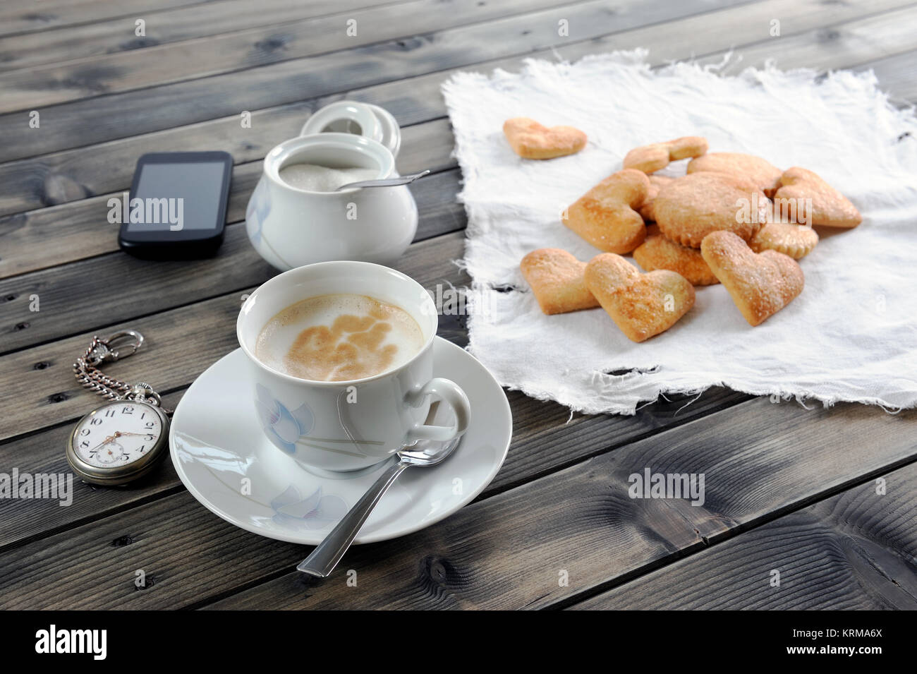 Alimenti della prima colazione italiana con caffè latte e biscotti su un vecchio tavolo in legno Foto Stock