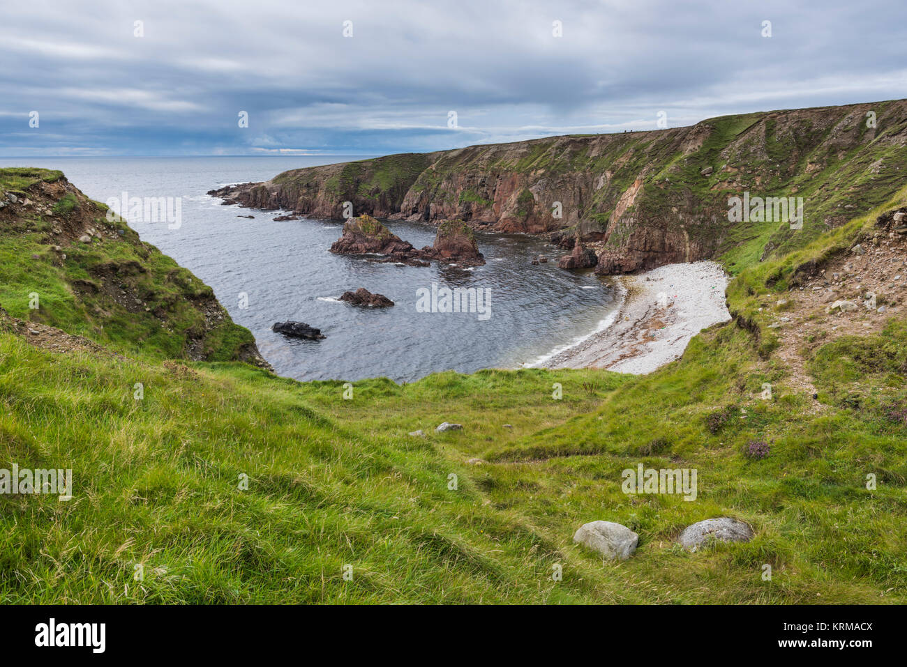 Scogliere, pile di mare, la spiaggia di ciottoli e cove a Bloody Foreland, a nord-ovest di Punta della Contea di Donegal, Irlanda Foto Stock