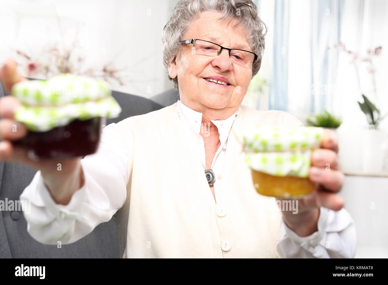 le conserve di babcine, le conserve squisite, un regalo di mia nonna, la marmellata di prugne colorata. Foto Stock