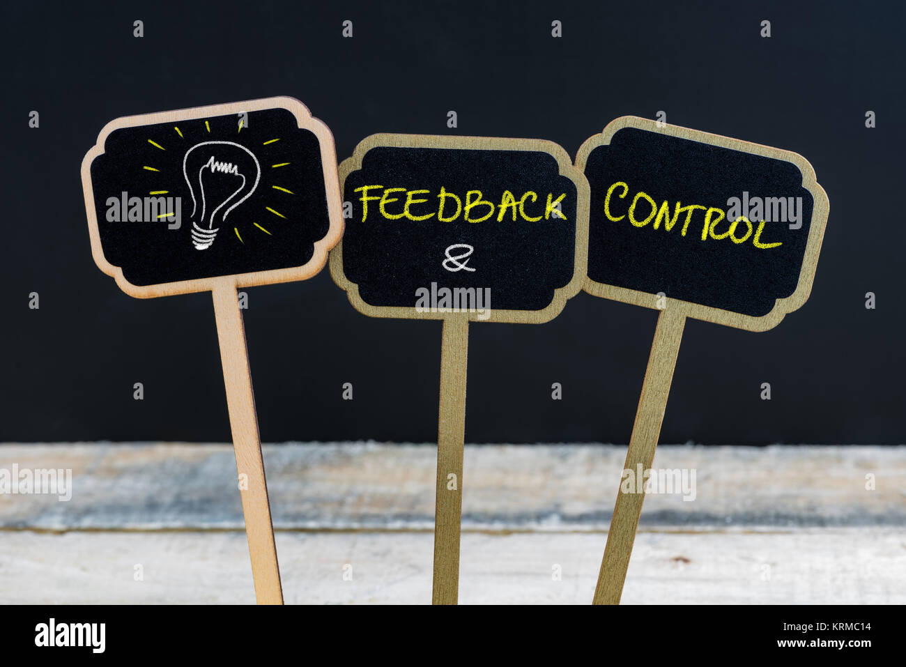 Messaggio di concetto di feedback e controllo e lampadina della luce come simbolo per idea Foto Stock