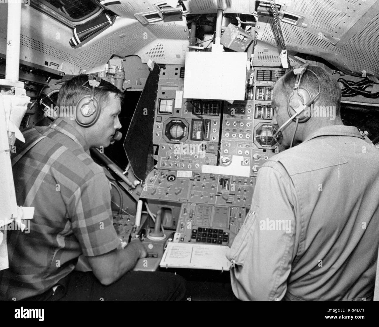 Neil Armstrong e Buzz Aldrin opera in shirtsleeves nel LM simulatore presso il Cape Foto Stock