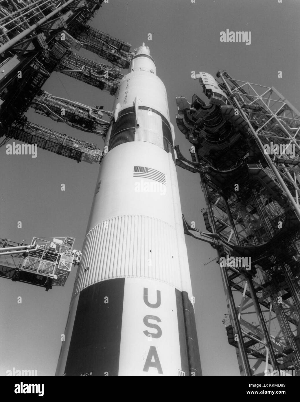 Il servizio mobile di struttura si allontana dal 11 Apollo Saturn V sulla piazzola Foto Stock
