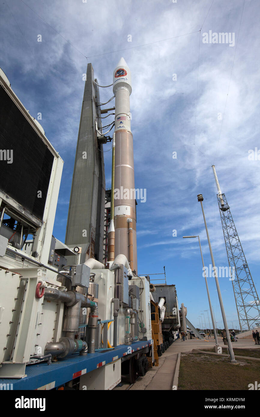 OA-6/Atlas V essendo arrotolato al tampone 41 per il lancio. Cygnus CRS OA-6 Atlas V rocket implementazione (25942352816) Foto Stock