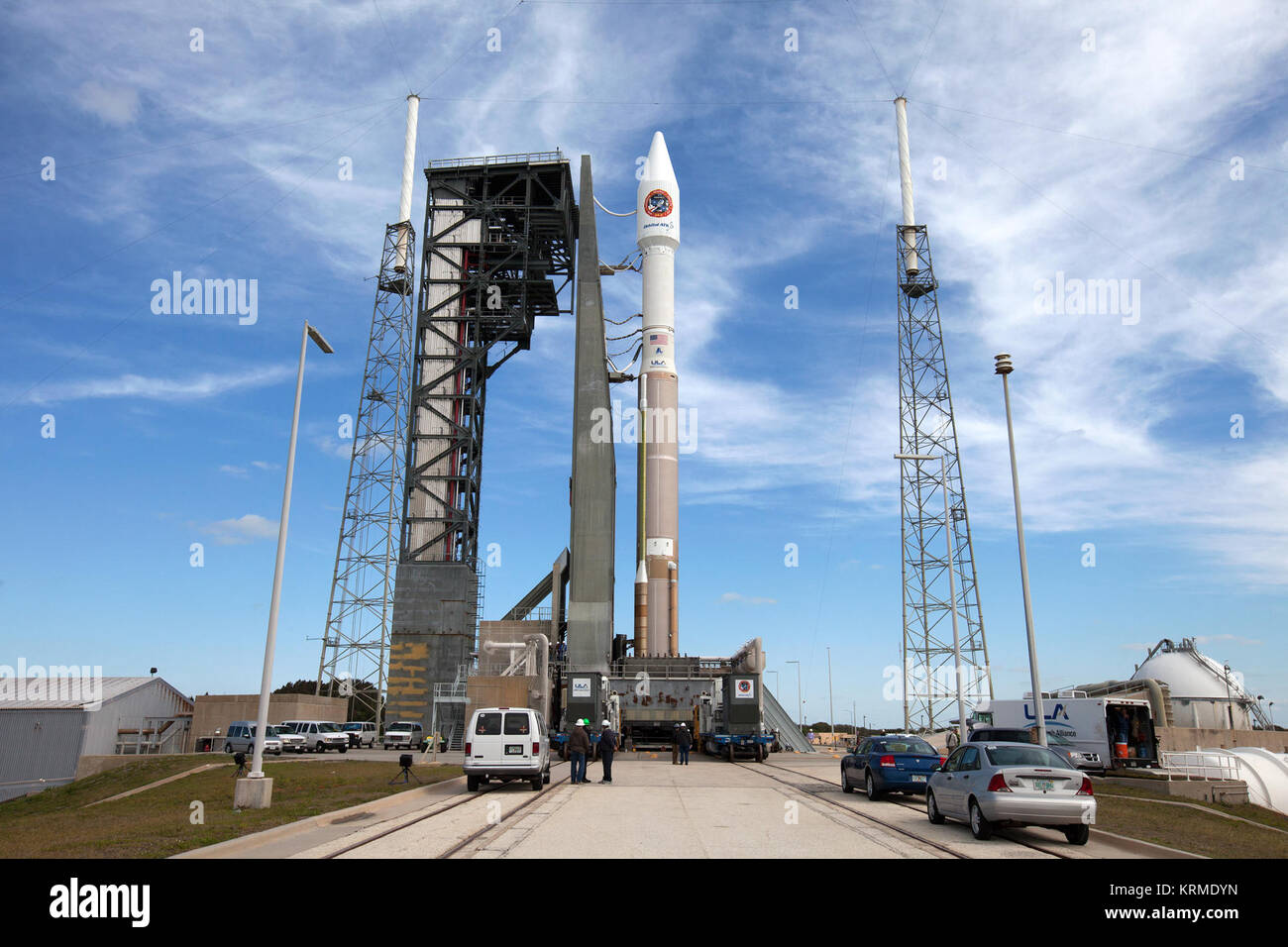 OA-6/Atlas V essendo arrotolato al tampone 41 per il lancio. Cygnus CRS OA-6 Atlas V razzo al launch pad (25968257375) Foto Stock