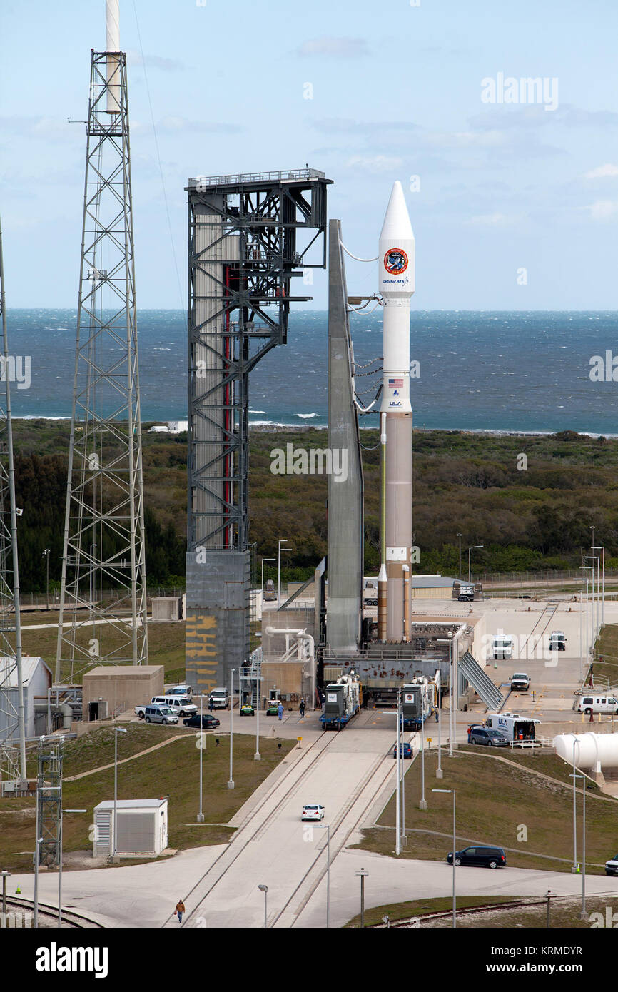 OA-6/Atlas V essendo arrotolato al tampone 41 per il lancio. Cygnus CRS OA-6 Atlas V razzo al launch pad (25873297051) Foto Stock