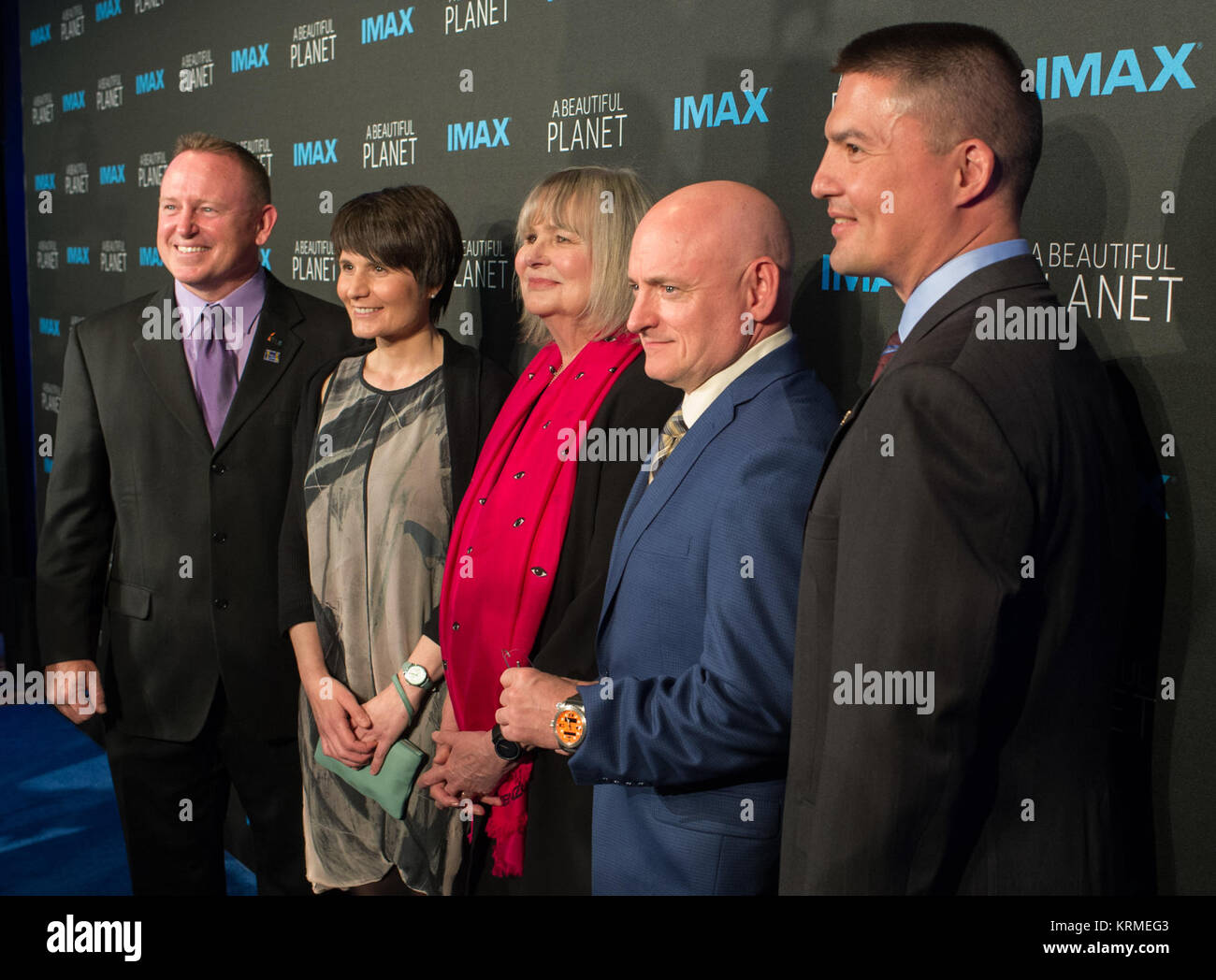 L'astronauta della NASA Barry Wilmore, sinistra, astronauta ESA Samantha Cristoforetti, la seconda da sinistra, scrittore e regista Toni Myers, centro ex astronauta della NASA Scott Kelly, secondo da destra, e l'astronauta della NASA Kjell Lindgren, destra, post per una foto che arrivano per la prima mondiale del film IMAX " Un bel pianeta' a AMC Lowes Lincoln Square Theatre di Sabato, Aprile 16, 2016 in New York City. Le caratteristiche del film sono le riprese della terra catturata da astronauti a bordo della Stazione Spaziale Internazionale. Photo credit: (NASA/Joel Kowsky) 'un bel pianeta' Premiere mondiale (NHQ201604160013) Foto Stock