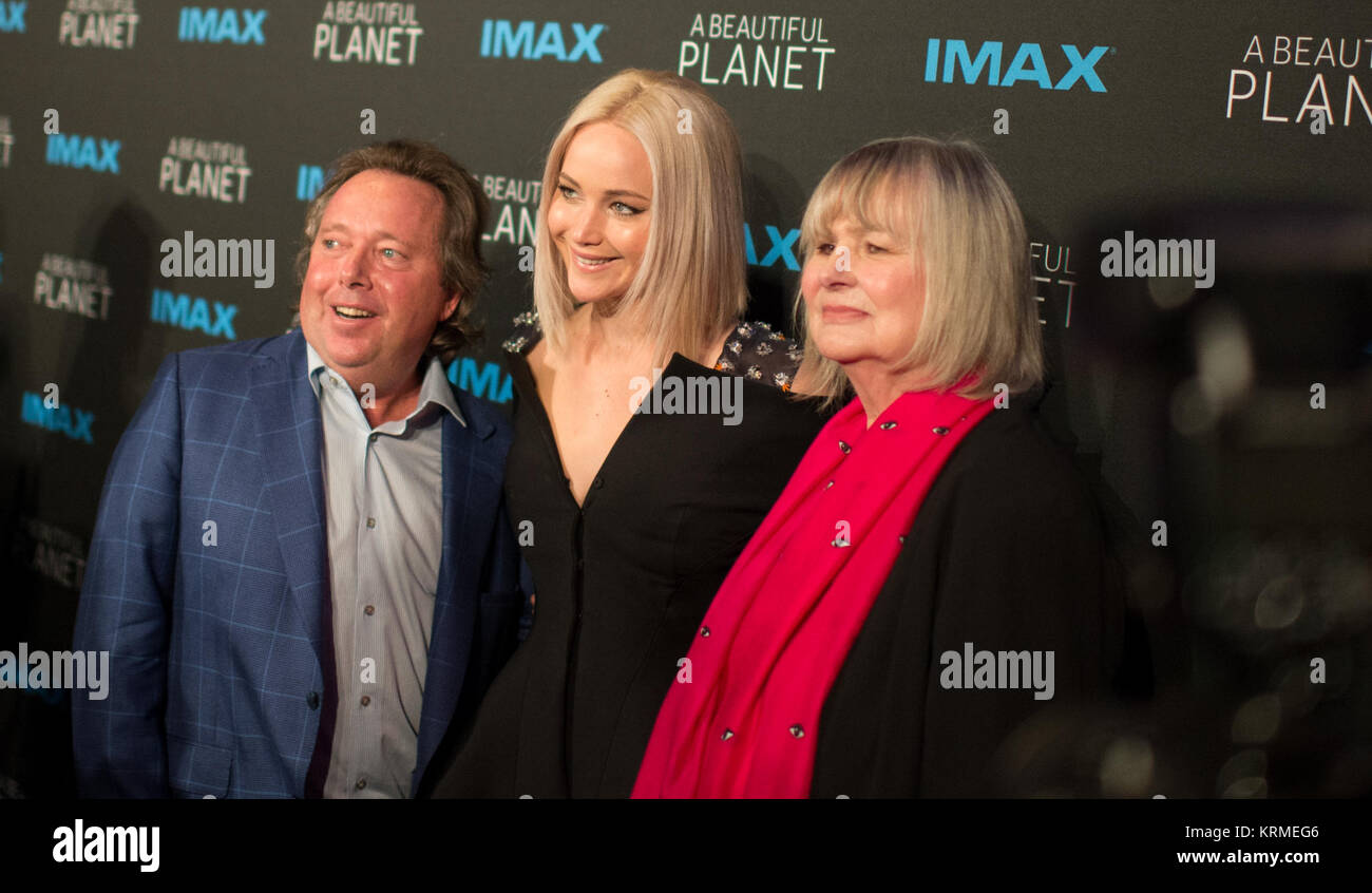 Richard Gelfond, chief executive office di IMAX, sinistra, Jennifer Lawrence, centro e lo scrittore e regista Toni Myers, sinistra, posano per una foto che arrivano per la prima mondiale del film IMAX " Un bel pianeta' a AMC Lowes Lincoln Square Theatre di Sabato, Aprile 16, 2016 in New York City. Le caratteristiche del film sono le riprese della terra catturata da astronauti a bordo della Stazione Spaziale Internazionale. Photo credit: (NASA/Joel Kowsky) 'un bel pianeta' Premiere mondiale (NHQ201604160015) Foto Stock