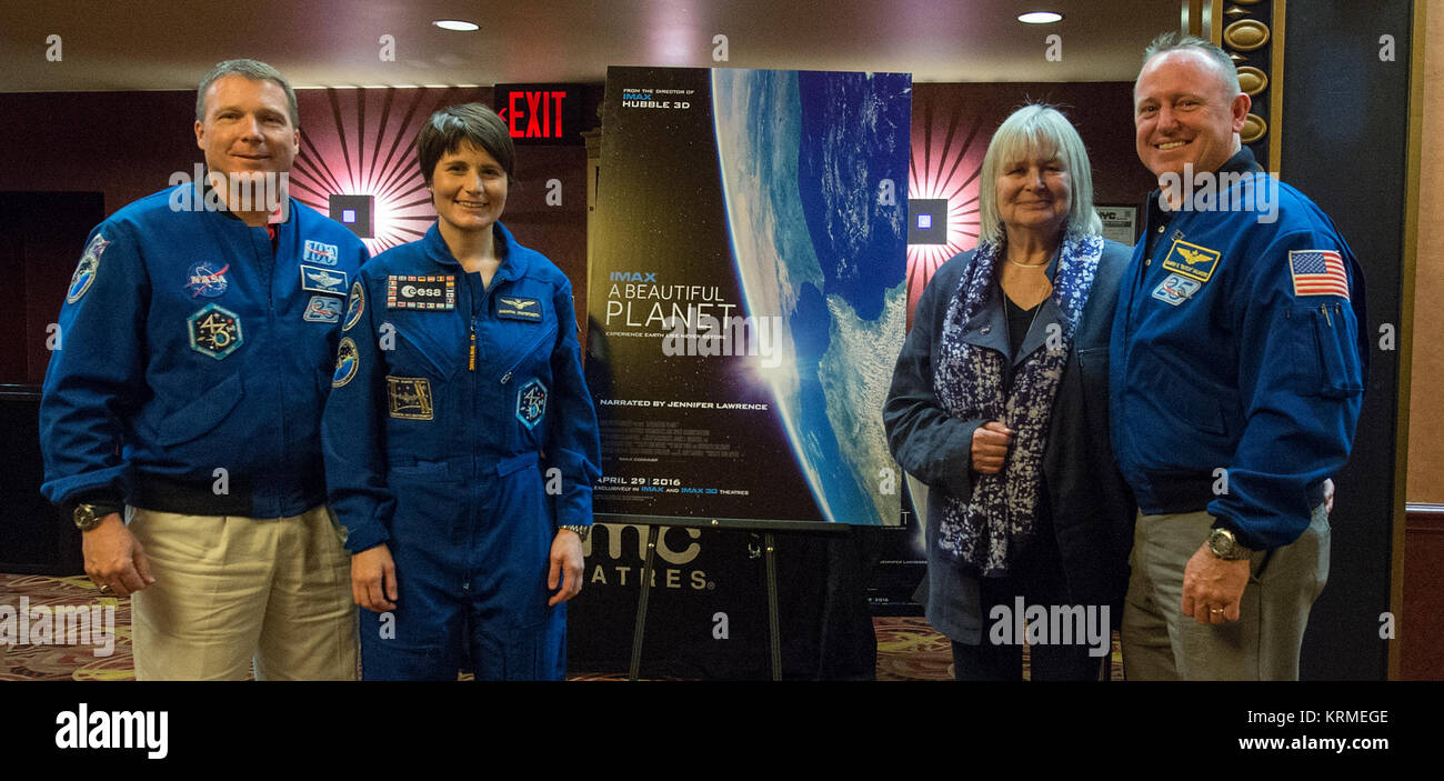 L'astronauta della NASA Terry Virts, sinistra, astronauta ESA Samantha Cristoforetti, la seconda da sinistra, scrittore e regista Toni Myers, secondo da destra, e l'astronauta della NASA Barry Wilmore, posano per una foto seguendo una proiezione del film IMAX " Un bel pianeta' a AMC Lowes 34th Street Theatre come parte del New York Festival internazionale di cinema per ragazzi di Domenica, 17 aprile 2016 a New York City. Le caratteristiche del film sono riprese di terra acquisisce gli astronauti a bordo della Stazione Spaziale Internazionale. Photo credit: (NASA/Joel Kowsky) 'un bel pianeta' di screening e di discussione (NHQ201604170016) Foto Stock L'astronauta della NASA Terry Virts, sinistra, astronauta ESA Samantha Cristoforetti, la seconda da sinistra, scrittore e regista Toni Myers, secondo da destra, e l'astronauta della NASA Barry Wilmore, posano per una foto seguendo una proiezione del film IMAX " Un bel pianeta' a AMC Lowes 34th Street Theatre come parte del New York Festival internazionale di cinema per ragazzi di Domenica, 17 aprile 2016 a New York City. Le caratteristiche del film sono riprese di terra acquisisce gli astronauti a bordo della Stazione Spaziale Internazionale. Photo credit: (NASA/Joel Kowsky) 'un bel pianeta' di screening e di discussione (NHQ201604170016) Foto Stock