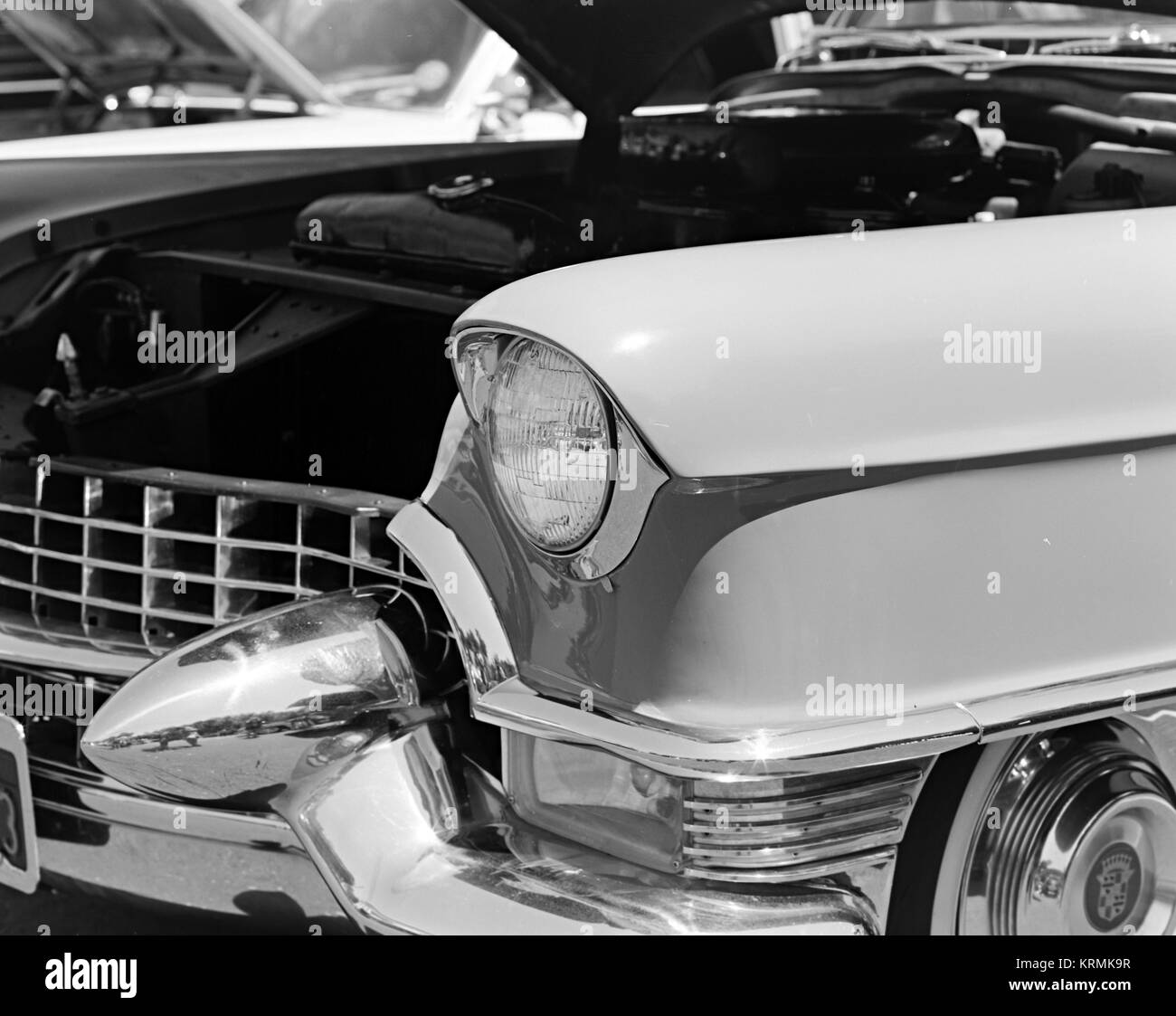 1955 Classic Vintage Cadillac Fleetwood Car, bianco e nero, il paraurti, il parafango, Faro anteriore e il cofano foto, PENTAX 6X7 MLU, Ilford 100 Delta 120 Pellicola Foto Stock