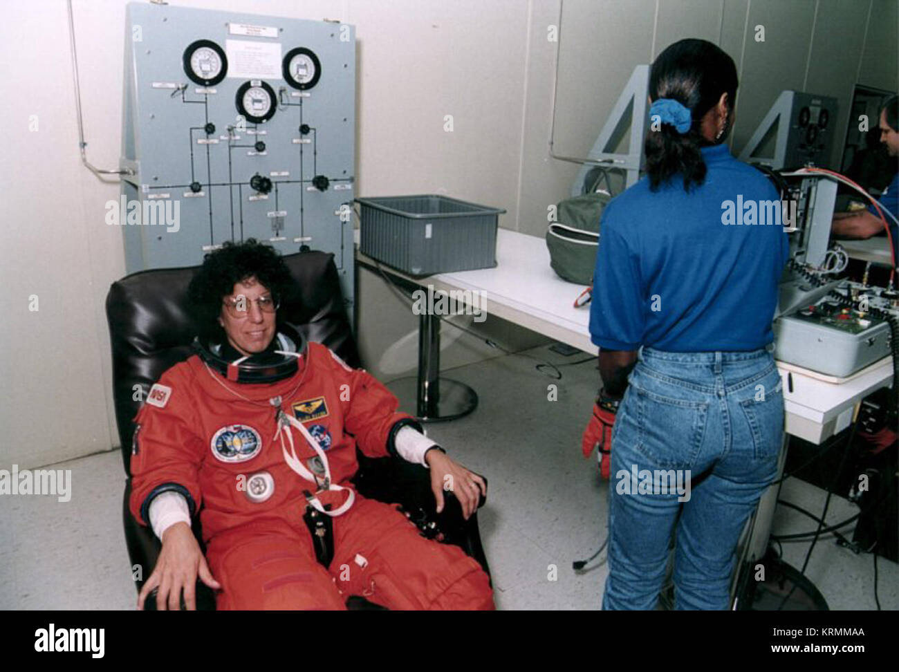 STS-71 Ellen Baker dons lanciare-entry suit 28KSC-95CE-090729 Foto Stock