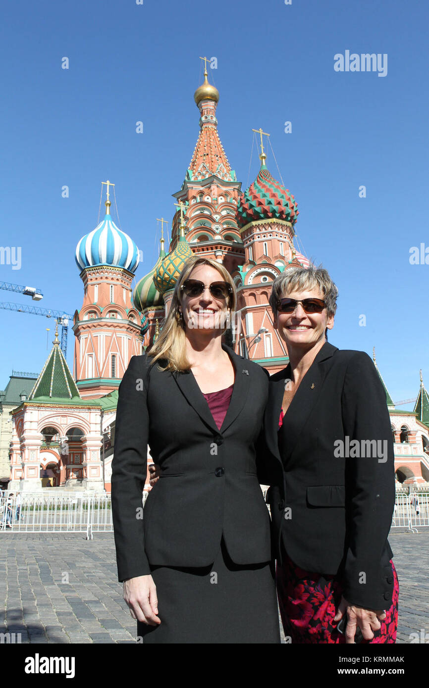 Con la Cattedrale di San Basilio a Mosca del quadrato rosso che serve come sfondo, Expedition 48-49 primo membro dell'equipaggio Kate Rubins della NASA (sinistra) e il suo backup, veterano astronauta Peggy Whitson della NASA (a destra) pone per le immagini possono 31 durante un cerimoniale di pre-lancio visita. Rubins, Anatoly Ivanishin di Roscosmos e Takuya Onishi della Japan Aerospace Exploration Agency sono pianificati per il lancio di Giugno 24 dal cosmodromo di Baikonur in Kazakistan sul Soyuz MS-01 navicella spaziale per quattro mesi di missione sulla Stazione spaziale internazionale. La NASA/Stephanie Stoll Kate Rubins e Peggy Whitson davanti la chiesa di San Basilio' Foto Stock