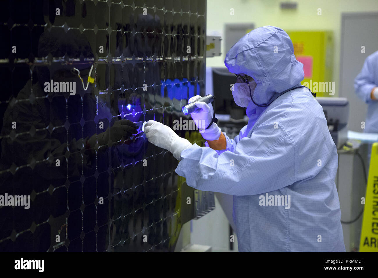 Osiride-REx Solar Array pulizia ed ispezione di prove al PHSF. KSC-20160610-PH JBS0001 0026 (27521089170) Foto Stock