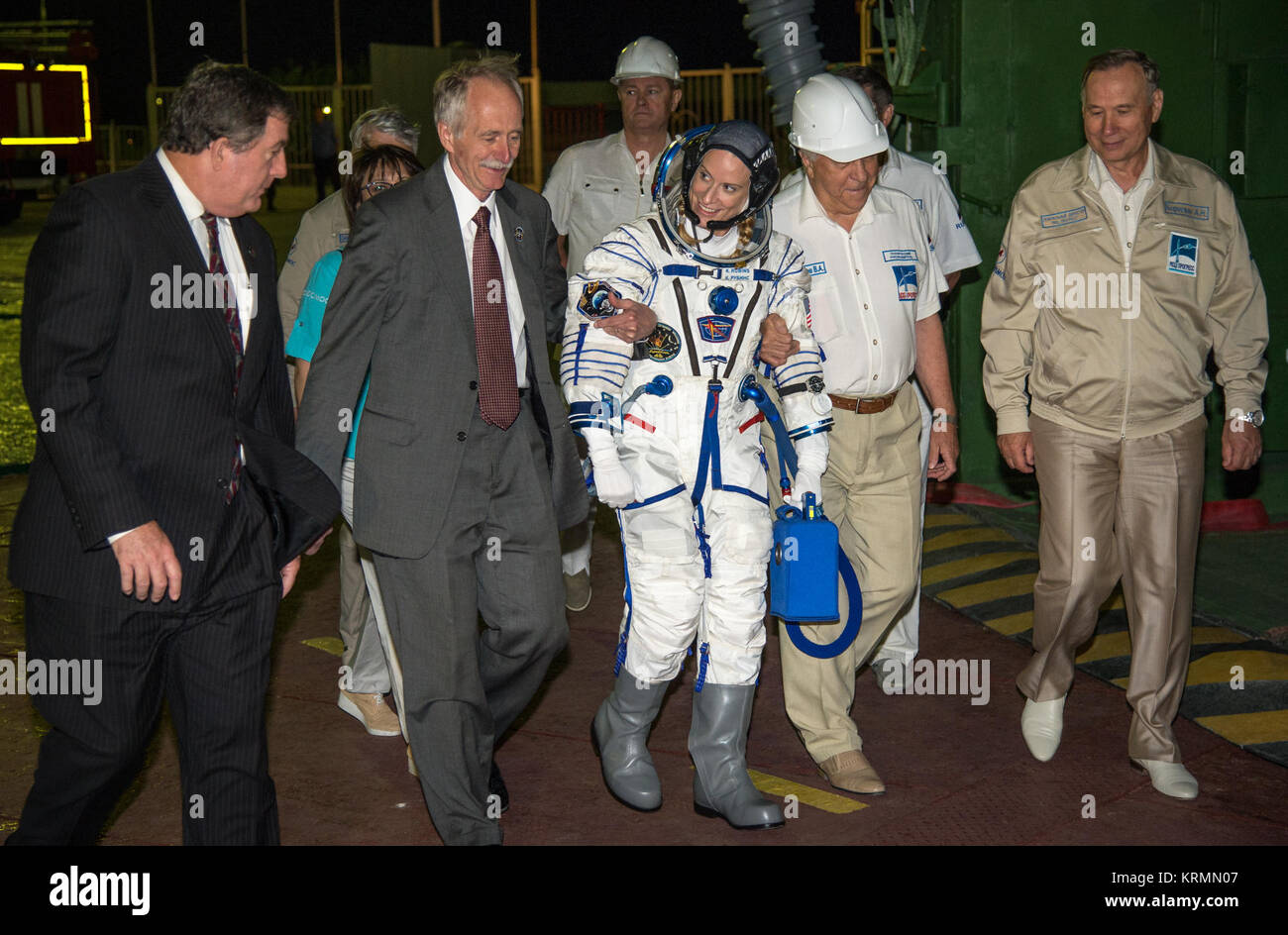 Kirk Shireman della NASA, ISS Program Manager, a sinistra e a William Gerstenmaier, NASA associare amministratore per l'esplorazione umana e operazioni a piedi con l'astronauta della NASA Kate Rubins come si prepara a bordo della Soyuz MS-01 navicella spaziale con il cosmonauta russo Anatoly Ivanishin di Roscosmos e astronauta giapponese Takuya Onishi della Japan Aerospace Exploration Agency (JAXA), giovedì 7 luglio 2016 presso il cosmodromo di Baikonur in Kazakistan. Rubins, Ivanishin e Onishi lanciato dal cosmodromo di Baikonur in Kazakistan la mattina del 7 luglio, il kazako tempo (luglio 6 tempo orientali.) Tutti e tre spenderanno Foto Stock