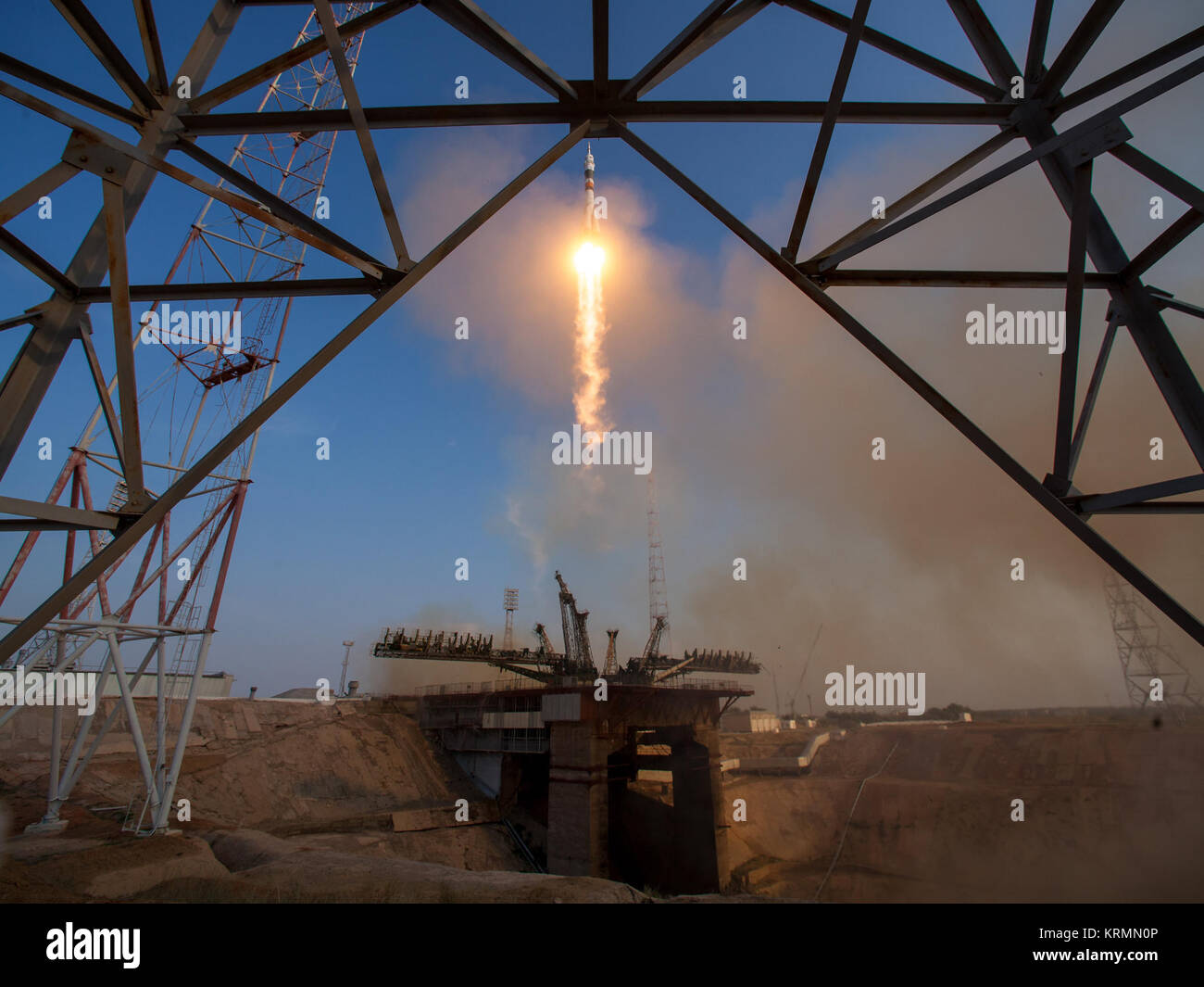 Il Soyuz MS-01 lanci spaziali dal cosmodromo di Baikonur con spedizione 48-49 il suo equipaggio Kate Rubins della NASA, Anatoly Ivanishin di Roscosmos e Takuya Onishi della Japan Aerospace Exploration Agency (JAXA) a bordo, giovedì 7 luglio 2016 , il kazako tempo (luglio 6 Eastern time), Baikonur in Kazakhstan. Rubins, Ivanishin e Onishi trascorreranno circa quattro mesi sul complesso orbitale, tornando a terra in ottobre. Photo credit: (NASA/Bill Ingalls) Expedition 48 di lancio (NHQ201607070008) Foto Stock