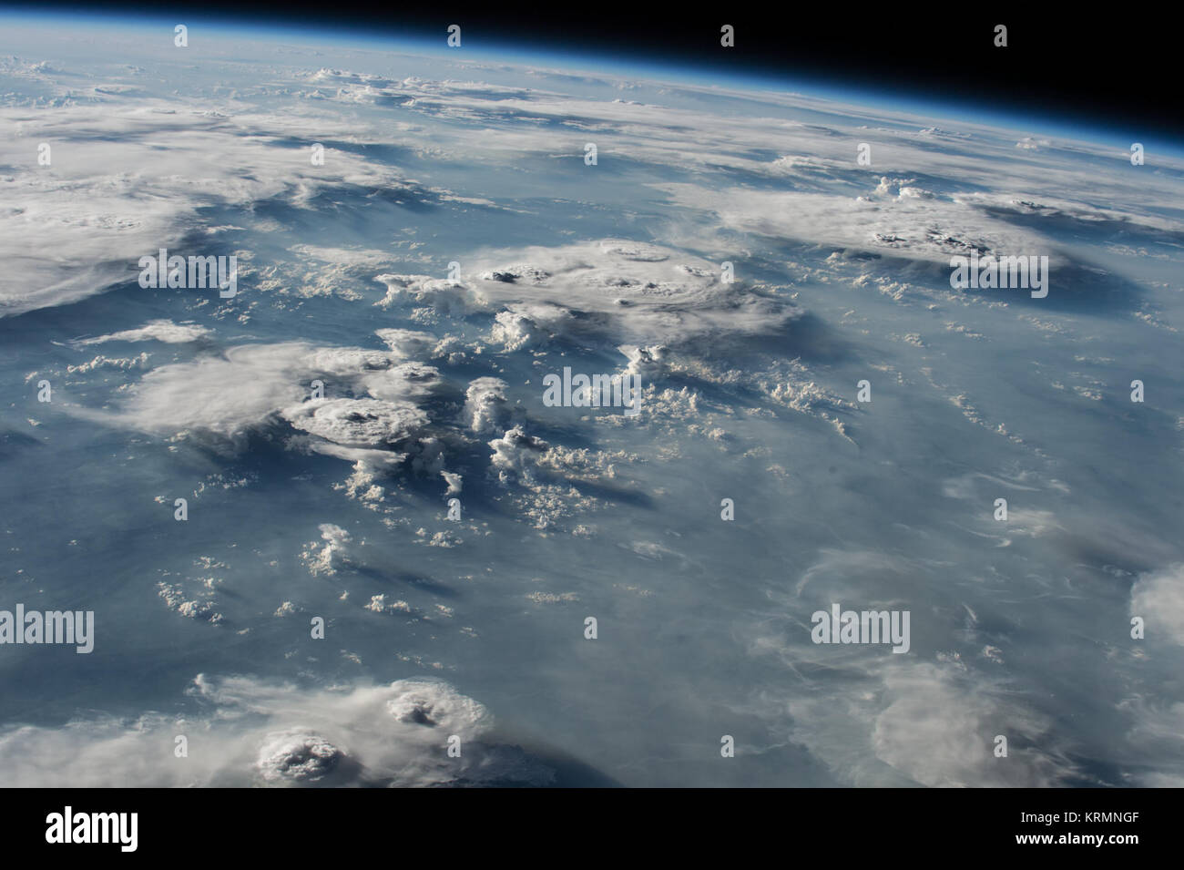 ISS-48 torreggianti cumulonimbus e altre nuvole sopra la terra (1) Foto Stock