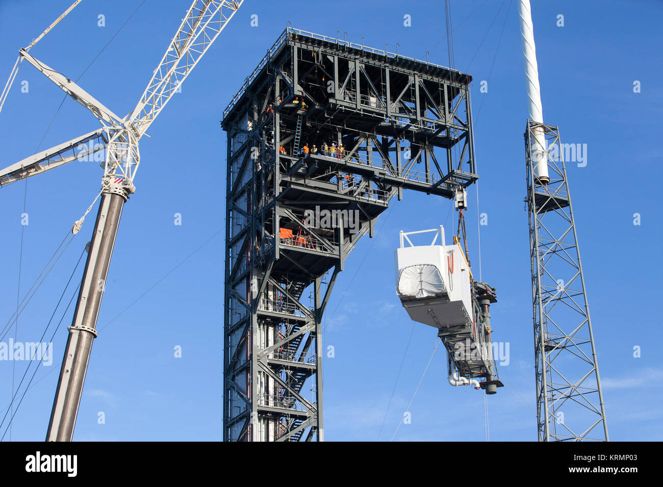 L'equipaggio accede braccio per equipaggio commerciale programma (CCP) essendo installato per la torre a tampone 41. KSC-20160815-PH KLS01 0143 (28388658853) Foto Stock