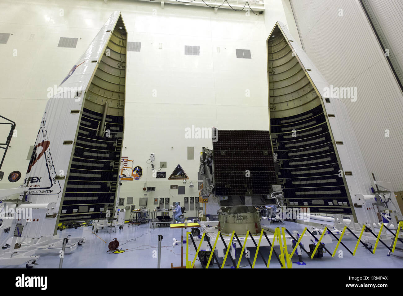 Osiride-REx essendo incapsulati all'interno di una carenatura al PHSF, in preparazione per il lancio imminente. KSC-20160824-PH DNG01 0007 (29489982766) Foto Stock