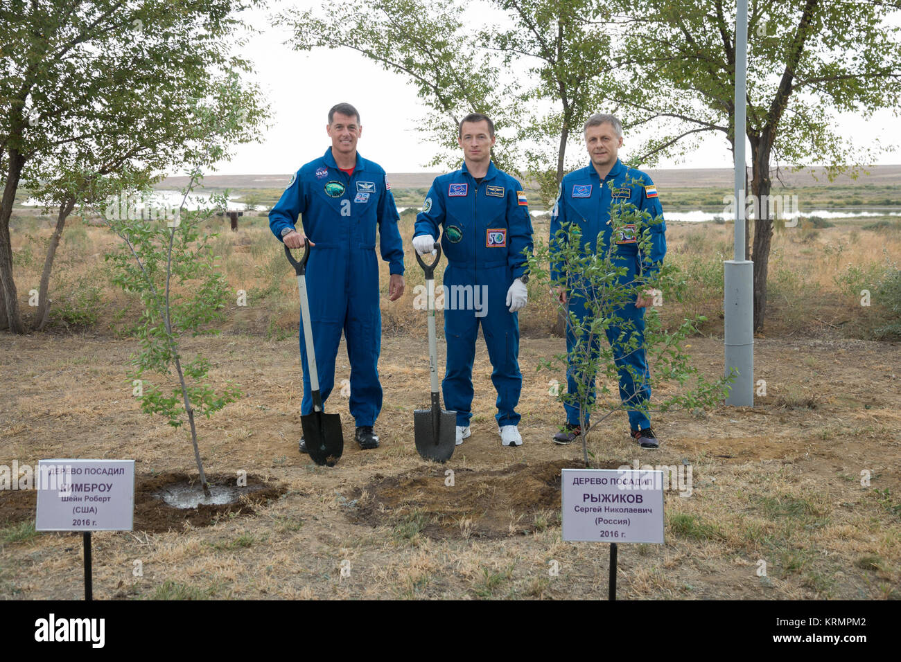 Expedition 49 tecnico di volo Shane Kimbrough della NASA, sinistra, Soyuz commander Sergey Ryzhikov di Roscosmos, centro e tecnico di volo Andrey Borisenko di Roscosmos sono vedere dopo aver preso parte alla struttura tradizionale cerimonia di planata al cosmonauta Hotel su Venerdì, Settembre 16, 2016 di Baikonur in Kazakhstan. Kimbrough, Ryzhikov e Borisenko sono in programma di lancio per la Stazione Spaziale Internazionale a bordo della Soyuz MS-02 navicella spaziale dal cosmodromo di Baikonur il 24 settembre tempo kazako. Photo credit: (NASA/Victor Zelentsov) Expedition 49 Preflight (NHQ201609160013) Foto Stock