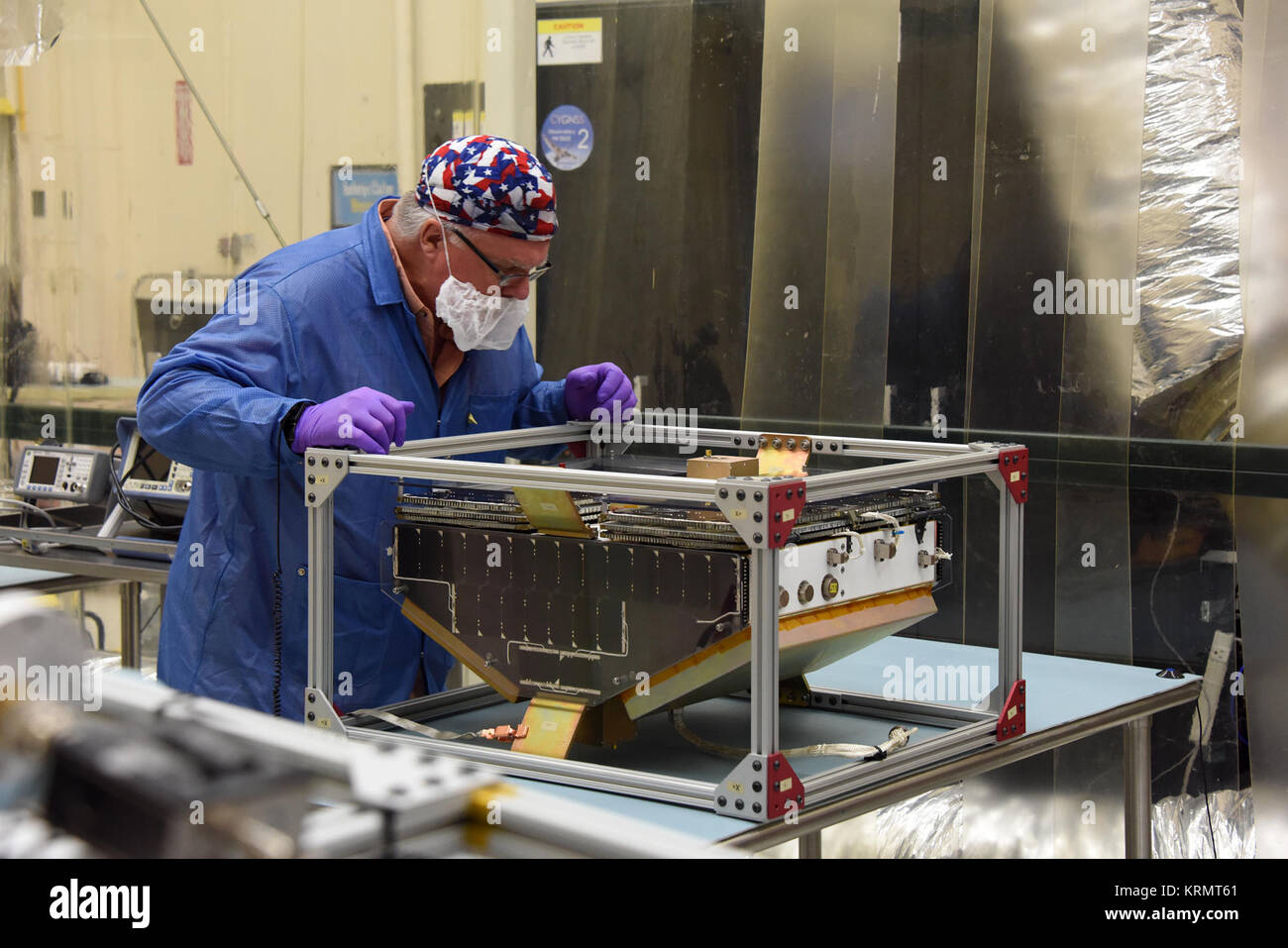 All'interno dell'edificio 1555 a Vandenberg Air Force Base in California, uno degli otto NASA Ciclone Sistema globale di navigazione via satellite (CYGNSS) veicolo spaziale è ispezionato dopo essere stato rimosso dal suo contenitore di spedizione. Gli ingegneri e i tecnici inizieranno i test di preselezione e lavorazione di preparazione della costellazione di satelliti per il lancio a bordo di un ATK orbitale Pegasus XL razzo. Quando i preparativi sono gareggiato a Vandenberg, il razzo sarà trasportato alla NASA Kennedy Space Center in Florida attaccato all'ATK orbitale L-1011 vettore aereo con il suo payload carenatura. CYGNSS lancerà su P Foto Stock