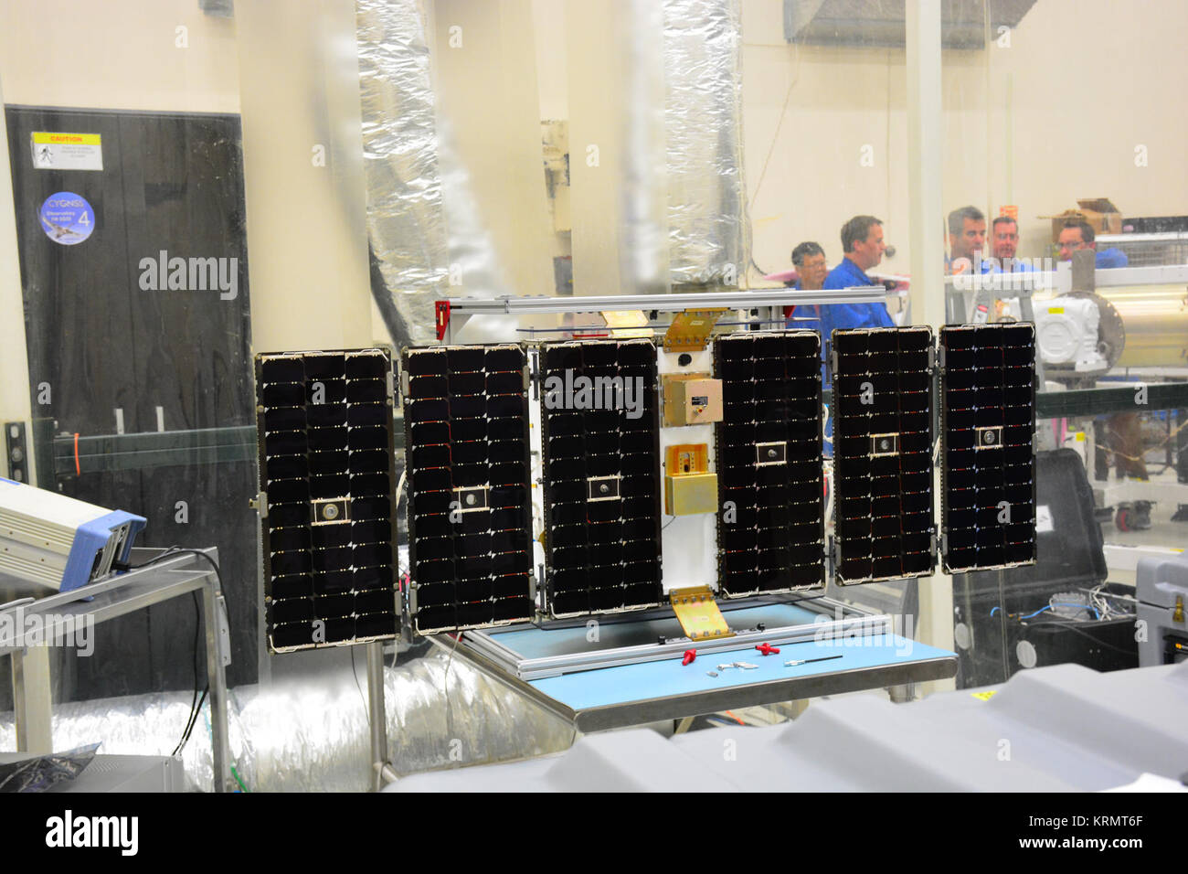 Solare pannello di distribuzione di illuminazione e di prova viene eseguita sul veicolo spaziale CYGNSS, in preparazione per il Pegasus XL CYGNSS lancio imminente. Veicolo spaziale CYGNSS in Vandenberg edificio 1555 (VAFB-20161002-PH RNB01 0048) Foto Stock
