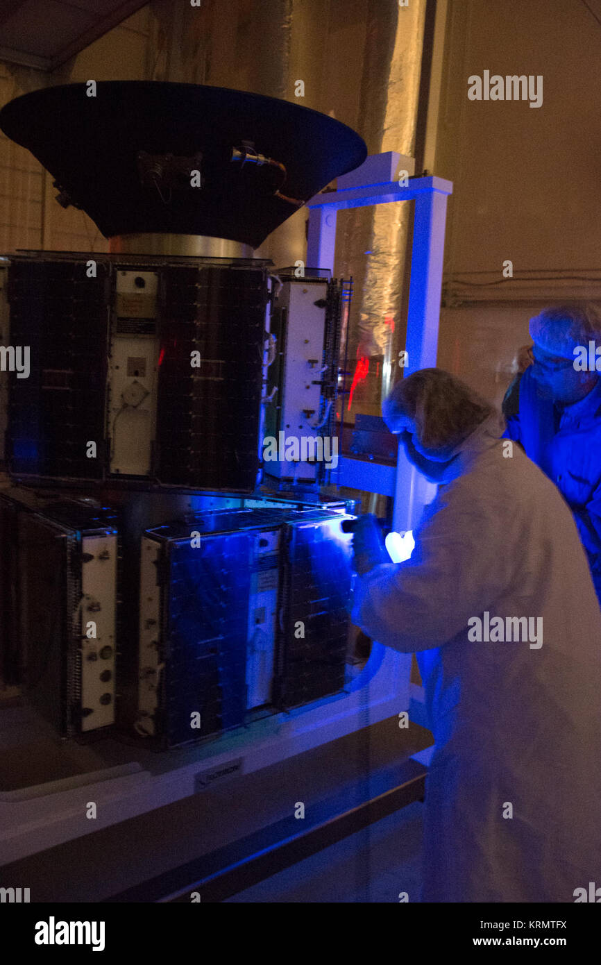Blacklight test termici e installazione di anello che si verificano sul veicolo spaziale CYGNSS materiale, in preparazione per il suo prossimo lancio a bordo della Pegasus XL. VAFB-20161025-PH RNB01 0017 (30727364200) Foto Stock