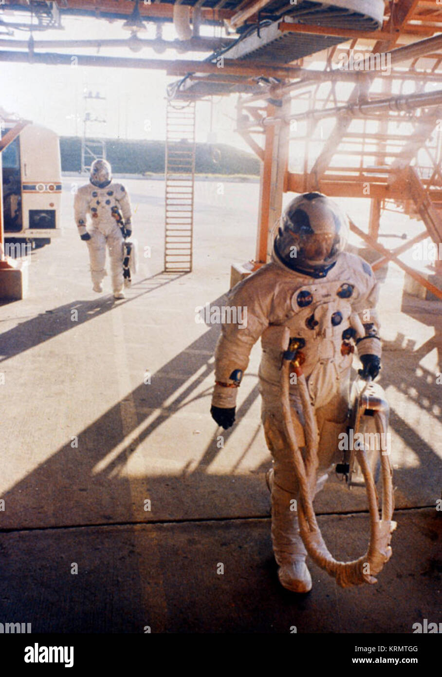 Astronauta Wally Schirra equipaggio conduce alla base del tampone 34 il giorno del lancio Foto Stock
