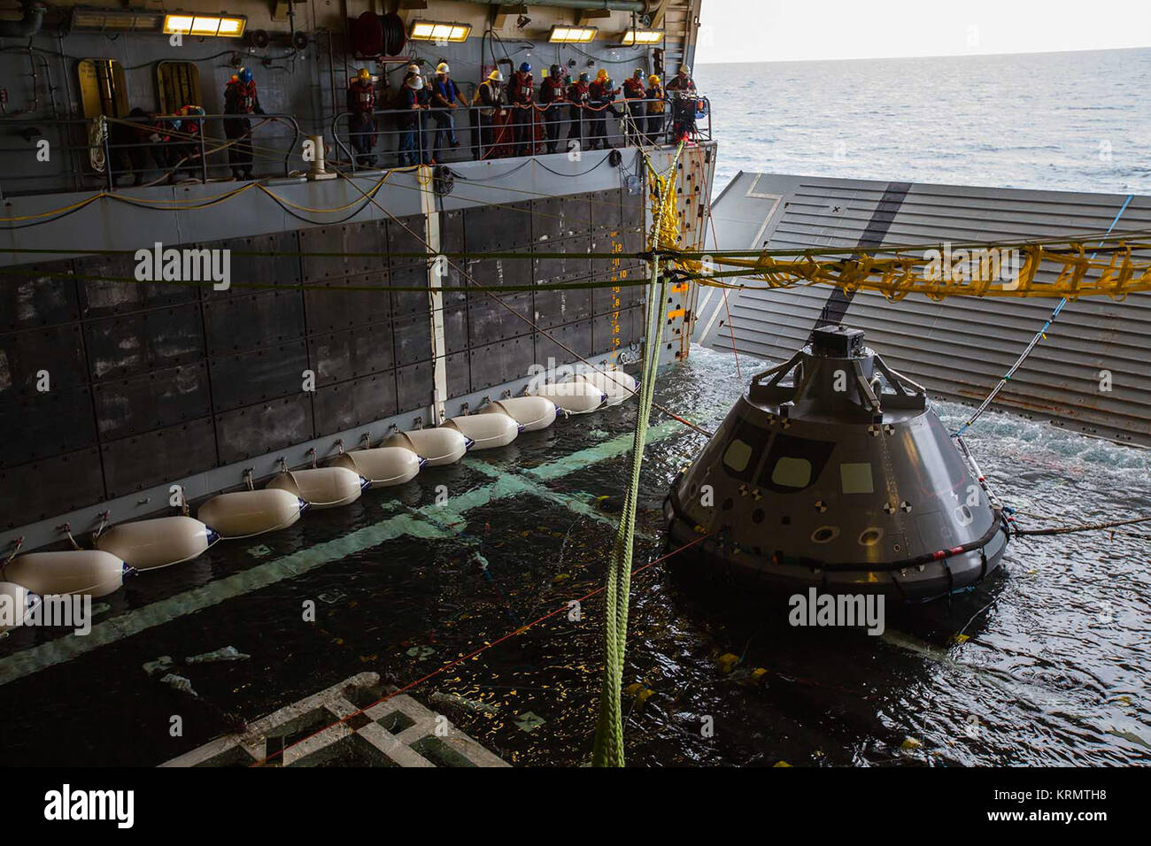 Una versione di prova di Orion equipaggio modulo è stato collegato e tirato nel bene del ponte della USS San Diego usando un sistema a verricello durante il secondo giorno del recupero in corso Test 5 nell'Oceano Pacifico al largo della costa della California. NASA il terreno per lo sviluppo di sistemi e operazioni programma e gli Stati Uniti Navy stanno conducendo una serie di prove di preparazione per il ripristino di Orione sul suo ritorno dal profondo le missioni spaziali. Il test permetterà al team di dimostrare e valutare i processi di recupero, procedure, hardware e il personale in acque aperte. Orion è l'esplorazione spaziale progettato per trasportare astr Foto Stock