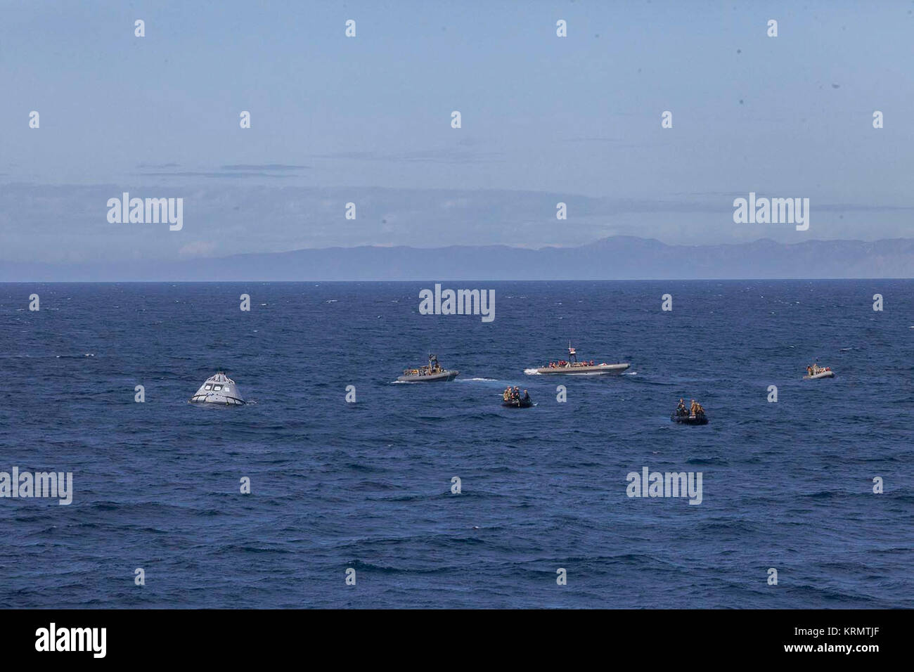 Diversi carena rigida e gommone Zodiac barche sono in acqua vicino a una versione di prova di Orion equipaggio modulo durante il terzo giorno di recupero in corso Test 5 nell'Oceano Pacifico al largo della costa della California. NASA il terreno per lo sviluppo di sistemi e operazioni programma e gli Stati Uniti Navy stanno conducendo una serie di prove utilizzando la USS San Diego, varie imbarcazioni e attrezzature per la preparazione per il ripristino di Orione sul suo ritorno dal profondo le missioni spaziali. Il test permetterà al team di dimostrare e valutare i processi di recupero, procedure, hardware e il personale in acque aperte. Orion è l'esplorazione Foto Stock